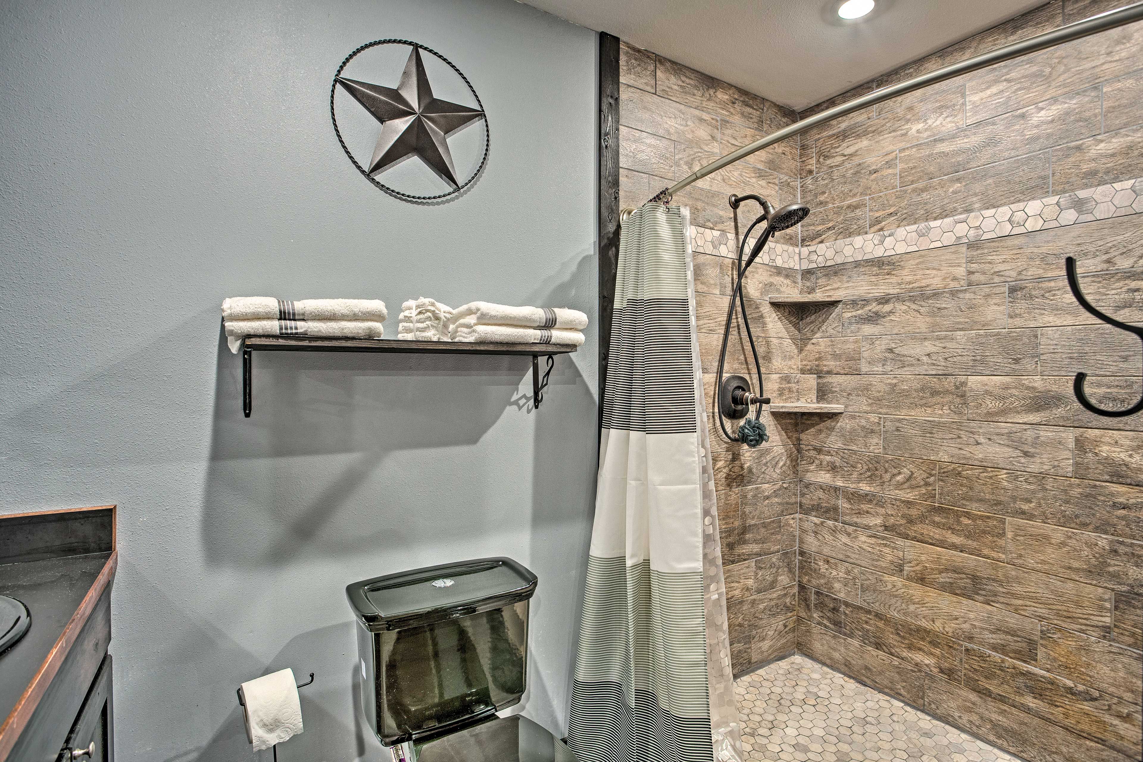 Full Bathroom | Towels Provided