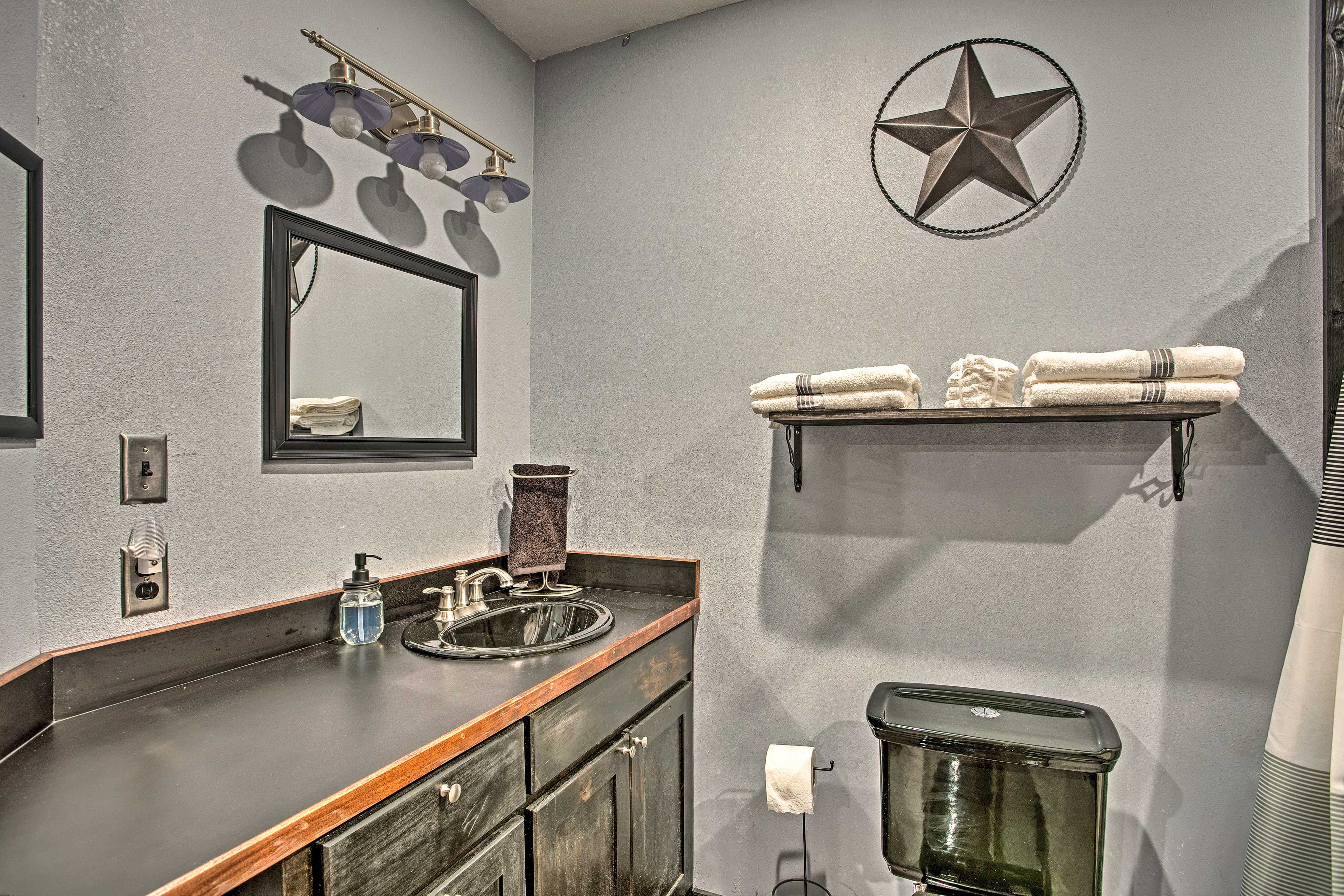Full Bathroom | Complimentary Toiletries