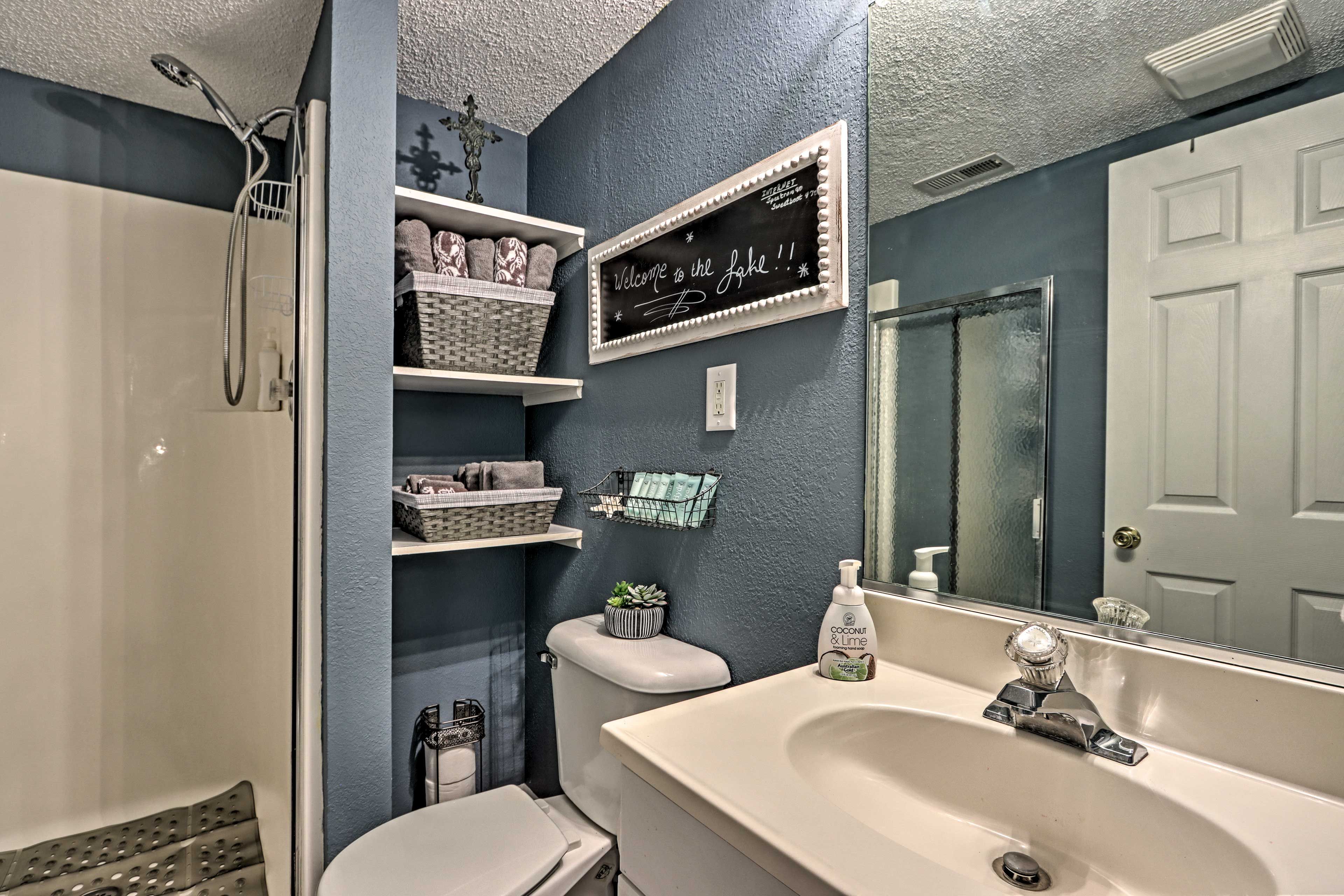 Full Bathroom | Towels Provided | Complimentary Toiletries