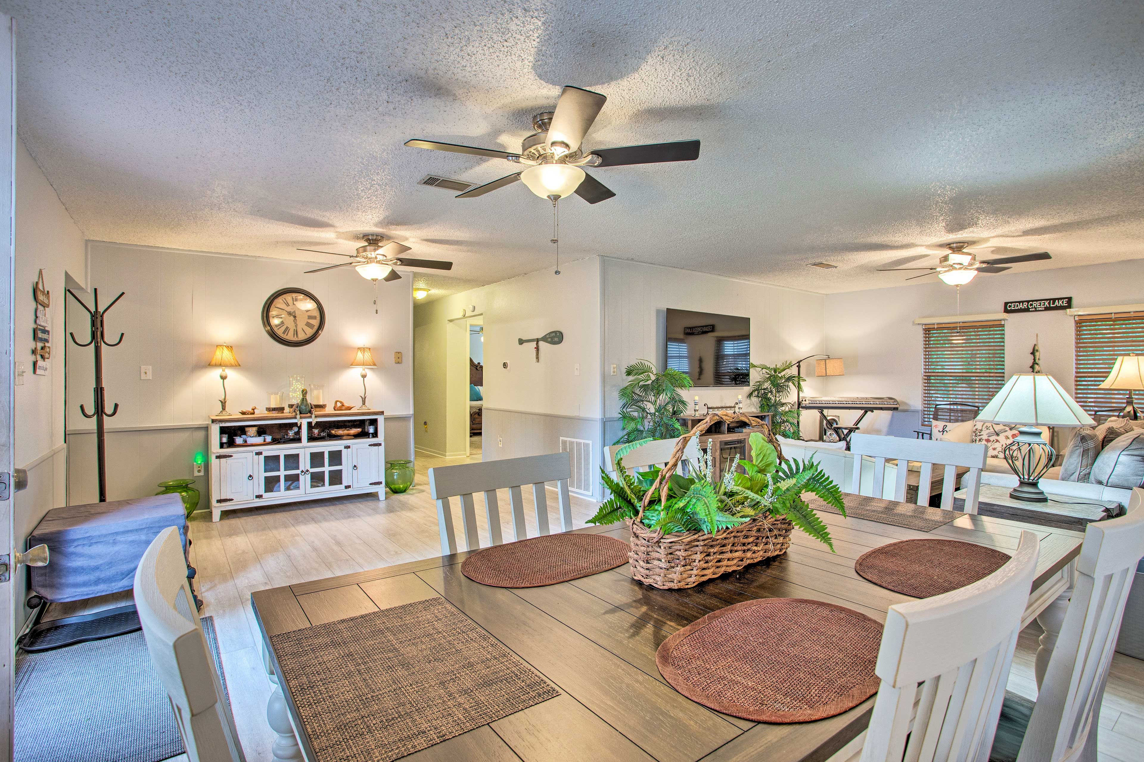 Dining Area | Dishware/Flatware Included