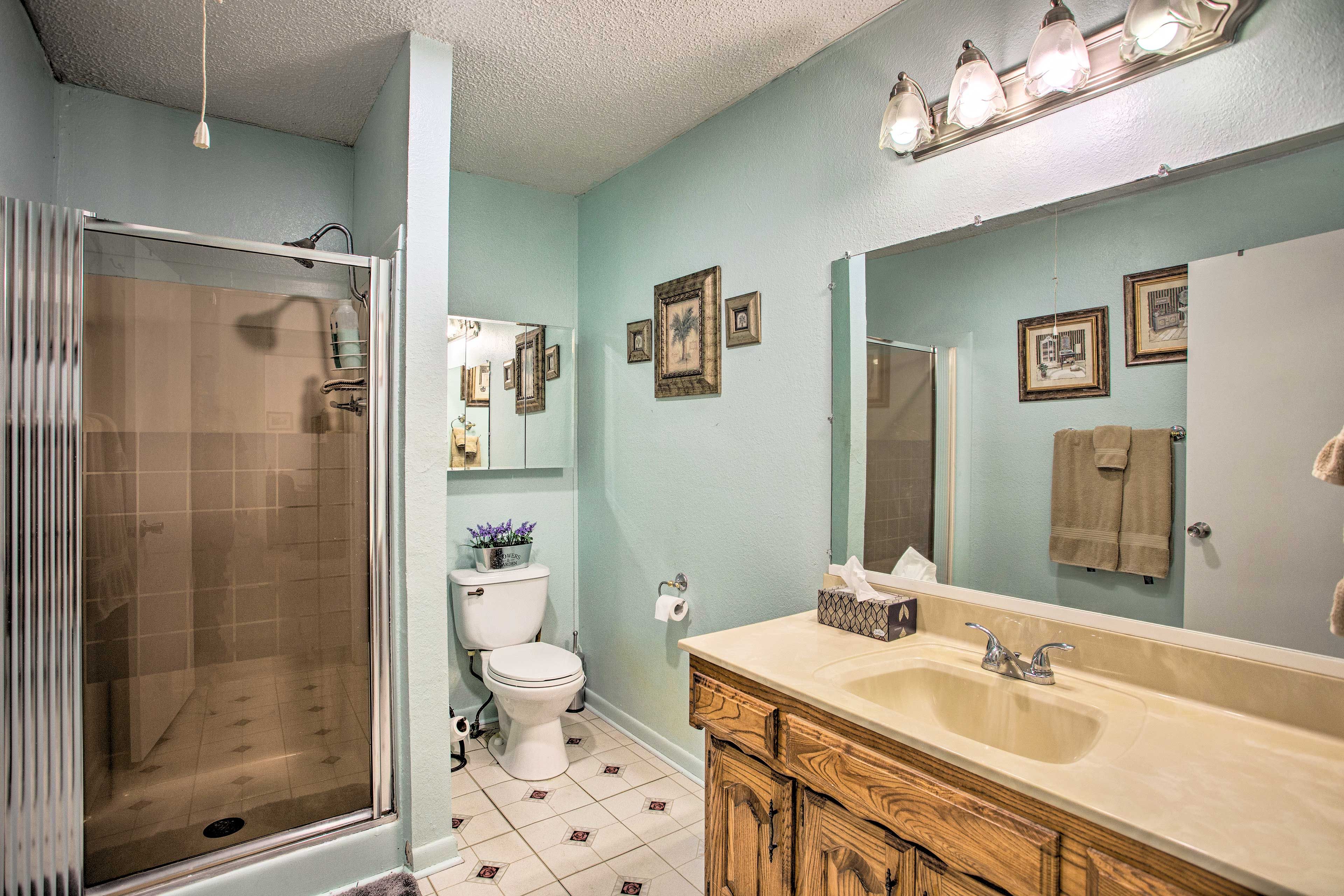 Full Bathroom | Complimentary Toiletries