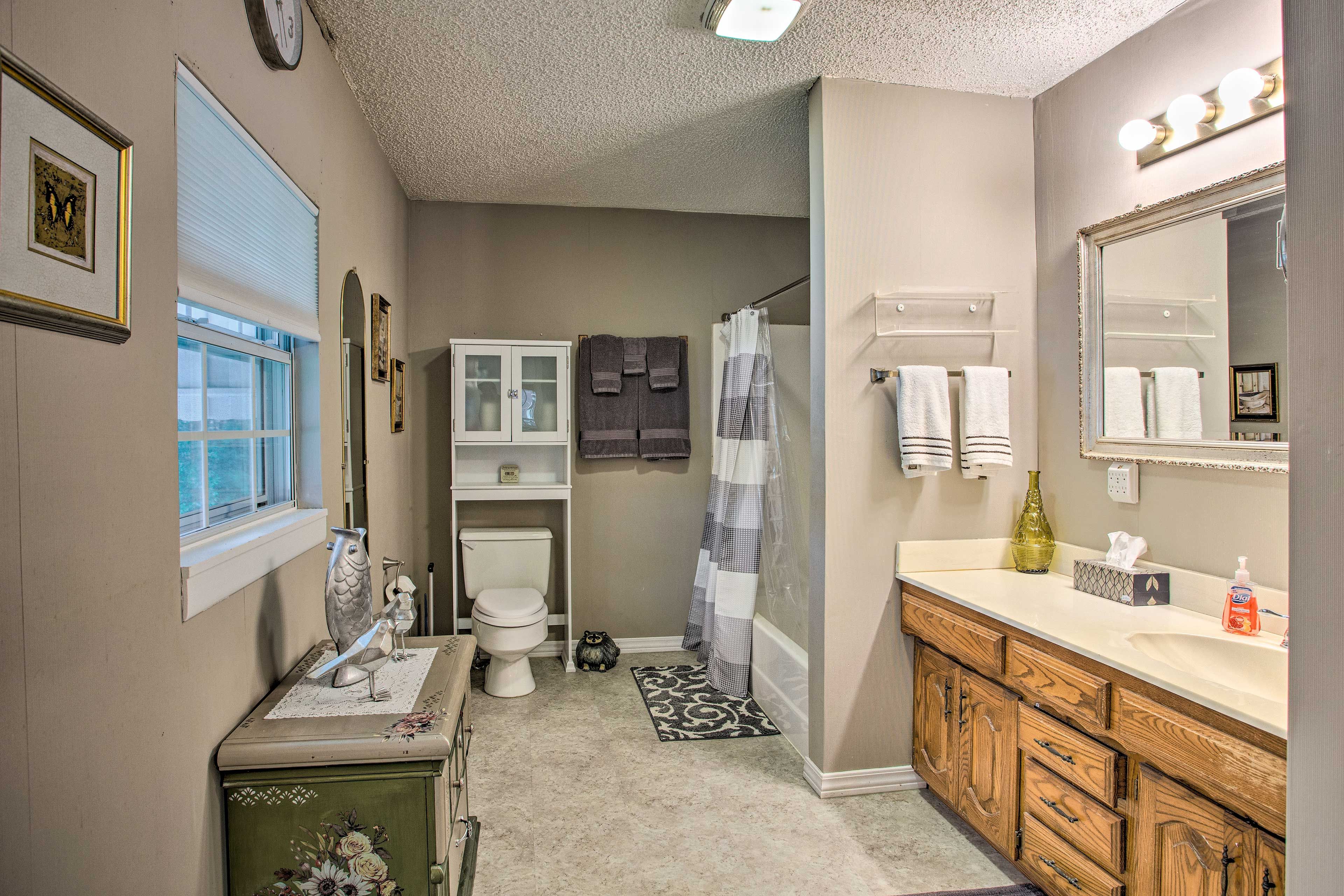 En-Suite Bathroom | Towels Provided