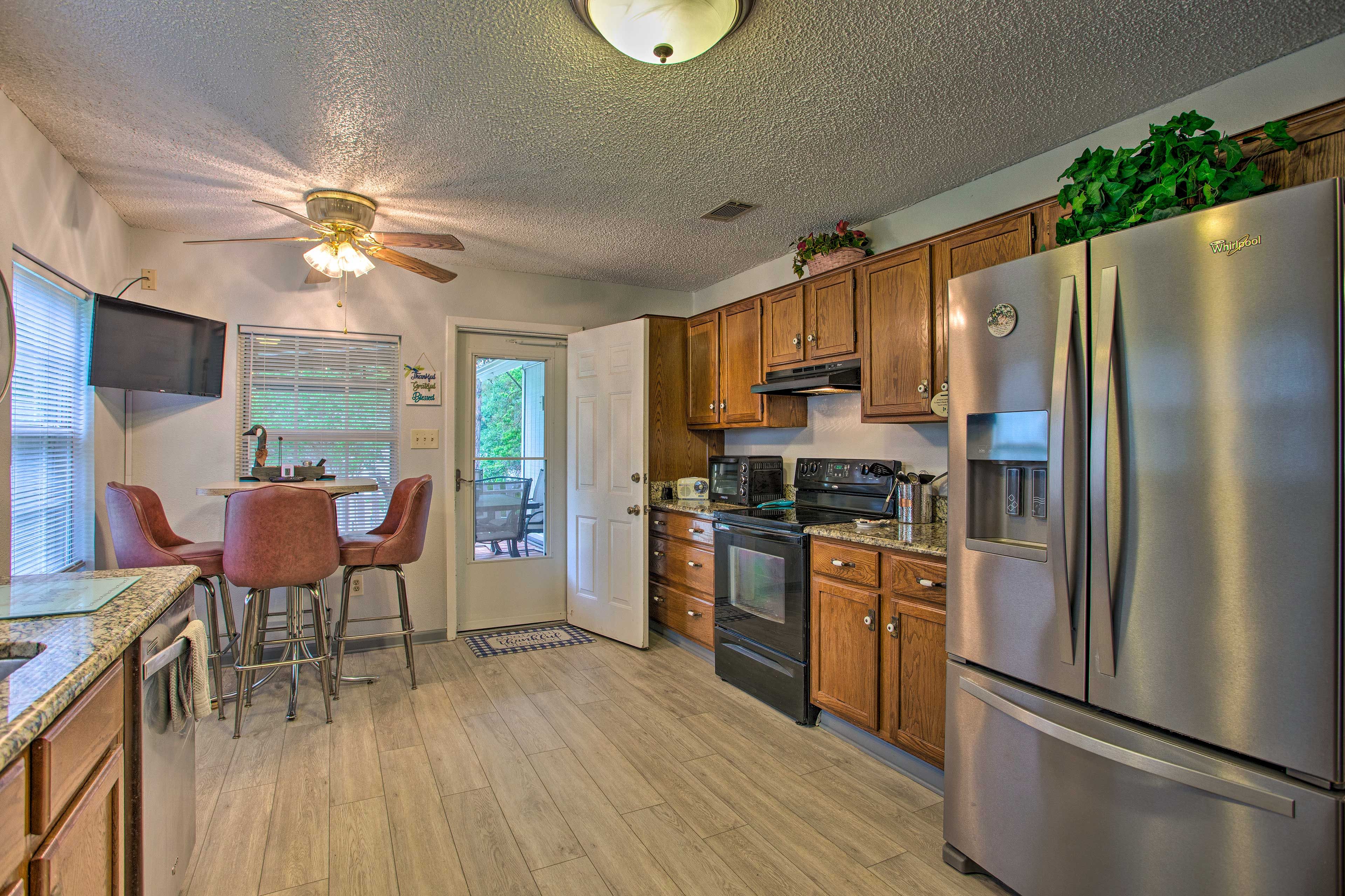 Fully Equipped Kitchen | Crock-Pot | Drip Coffee Maker | Keurig Coffee Maker