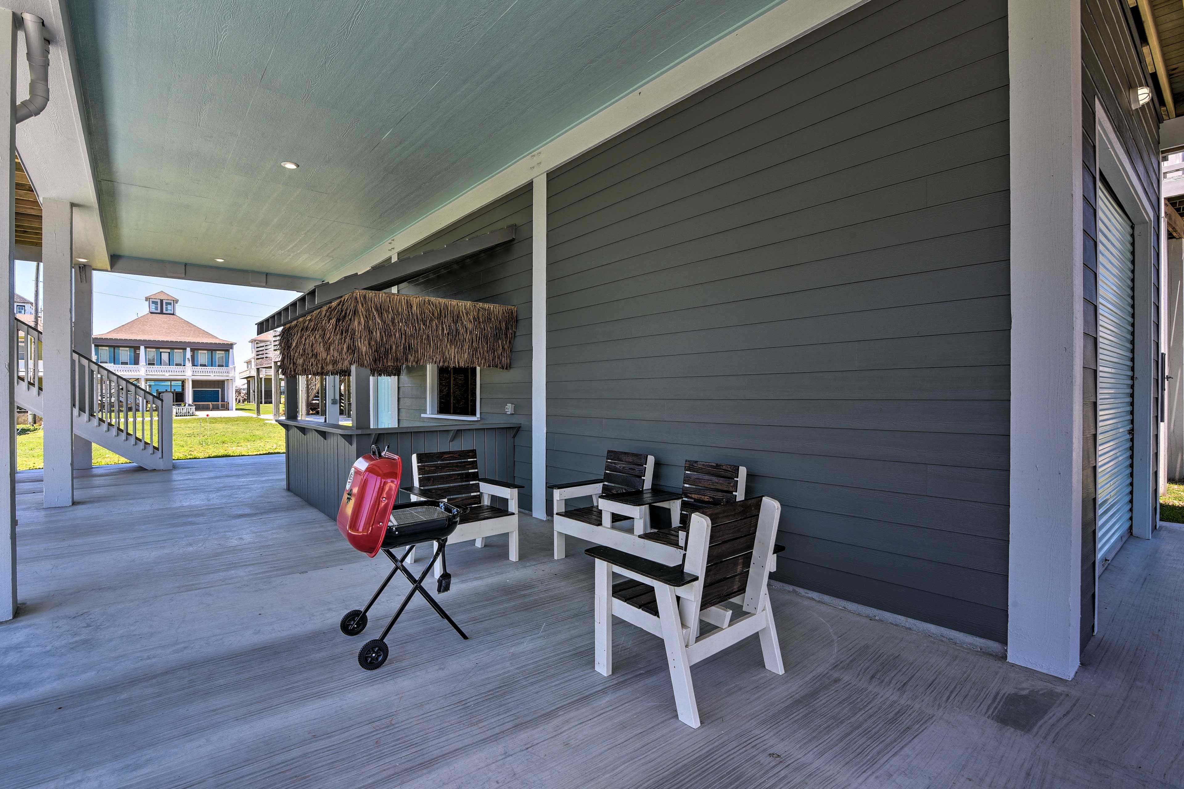 Covered Patio | Charcoal Grill