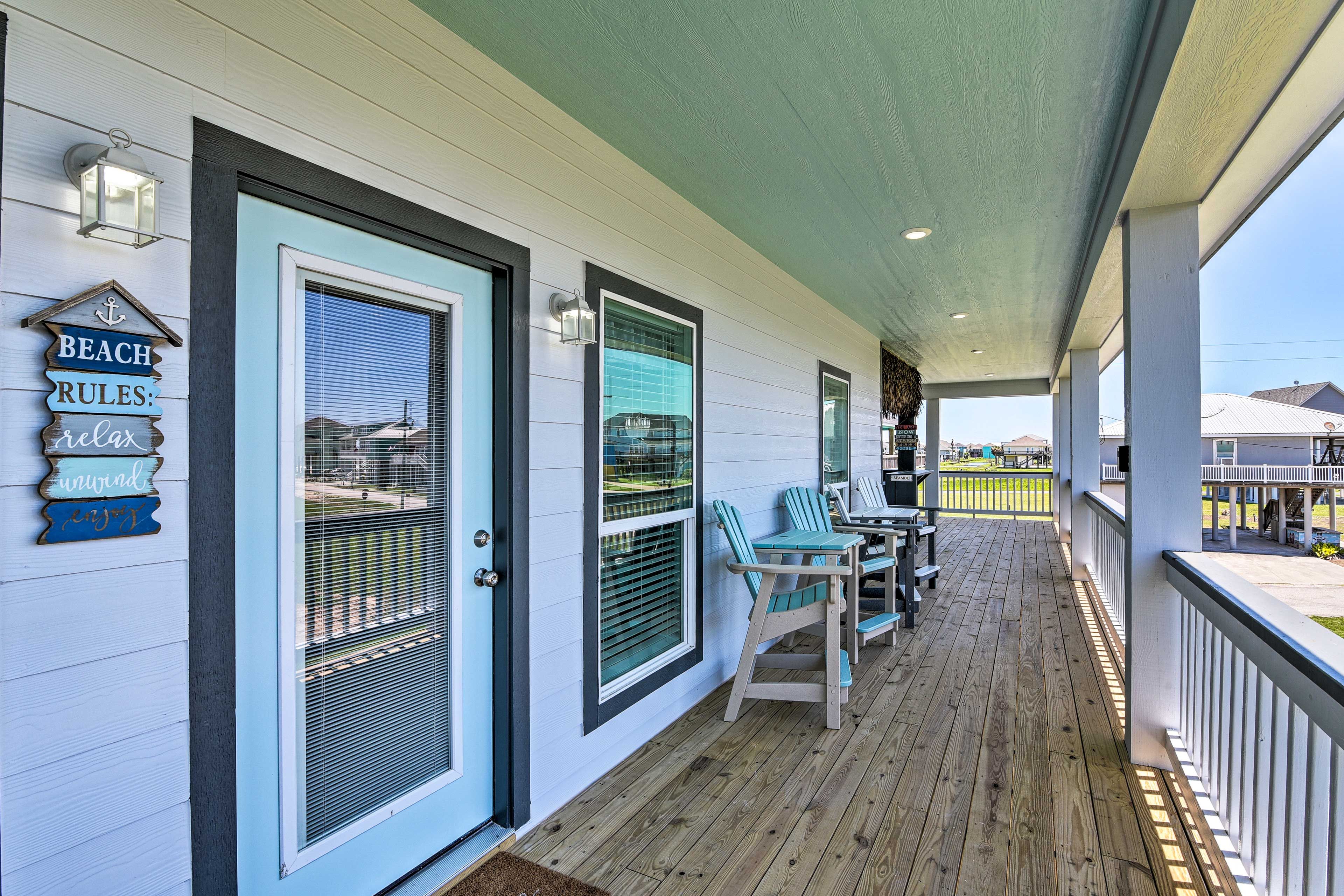 Wraparound Deck | Tropical Bar