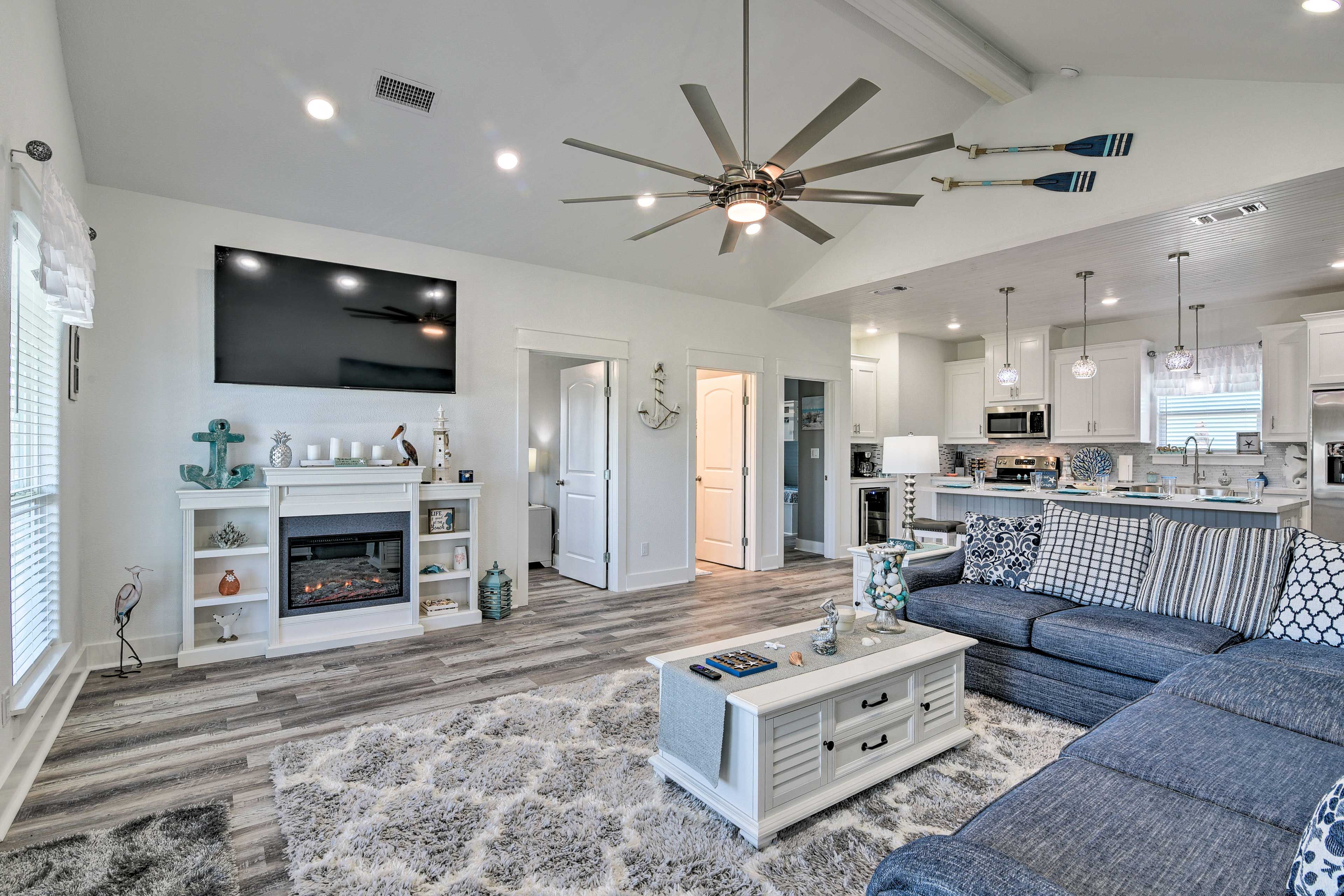 Living Room | Electric Fireplace | Smart TV | Free WiFi | A/C