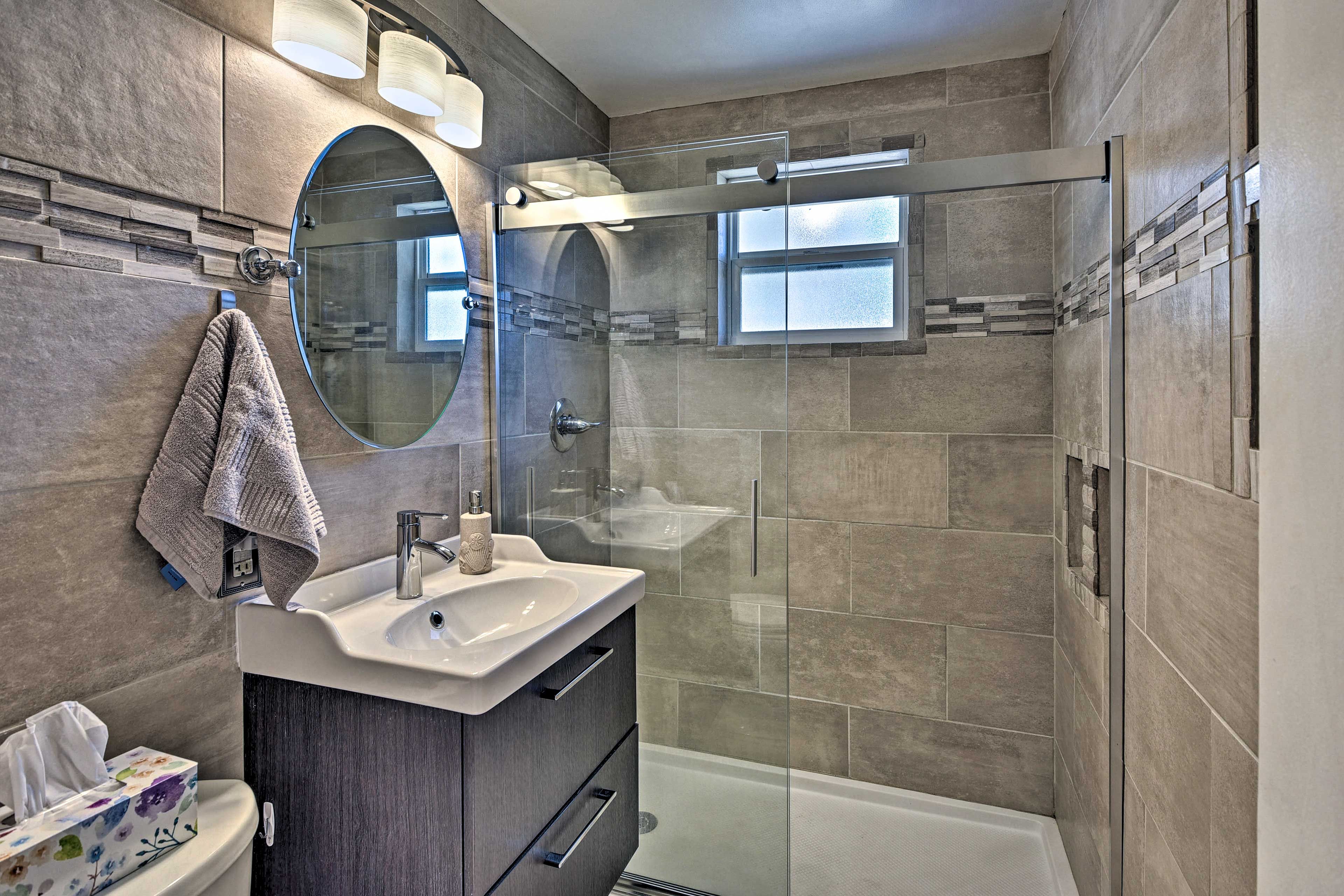 Full Bathroom | Towels Provided