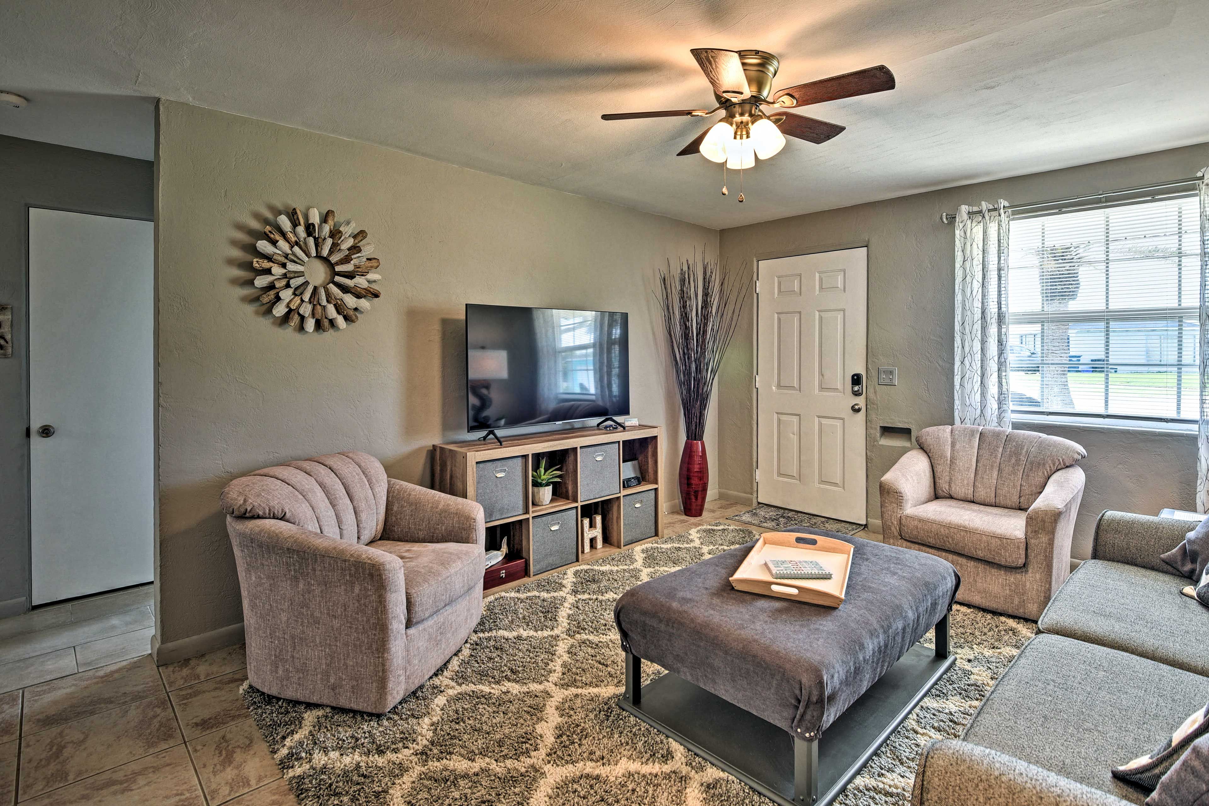 Main Living Space | 55" Smart TV
