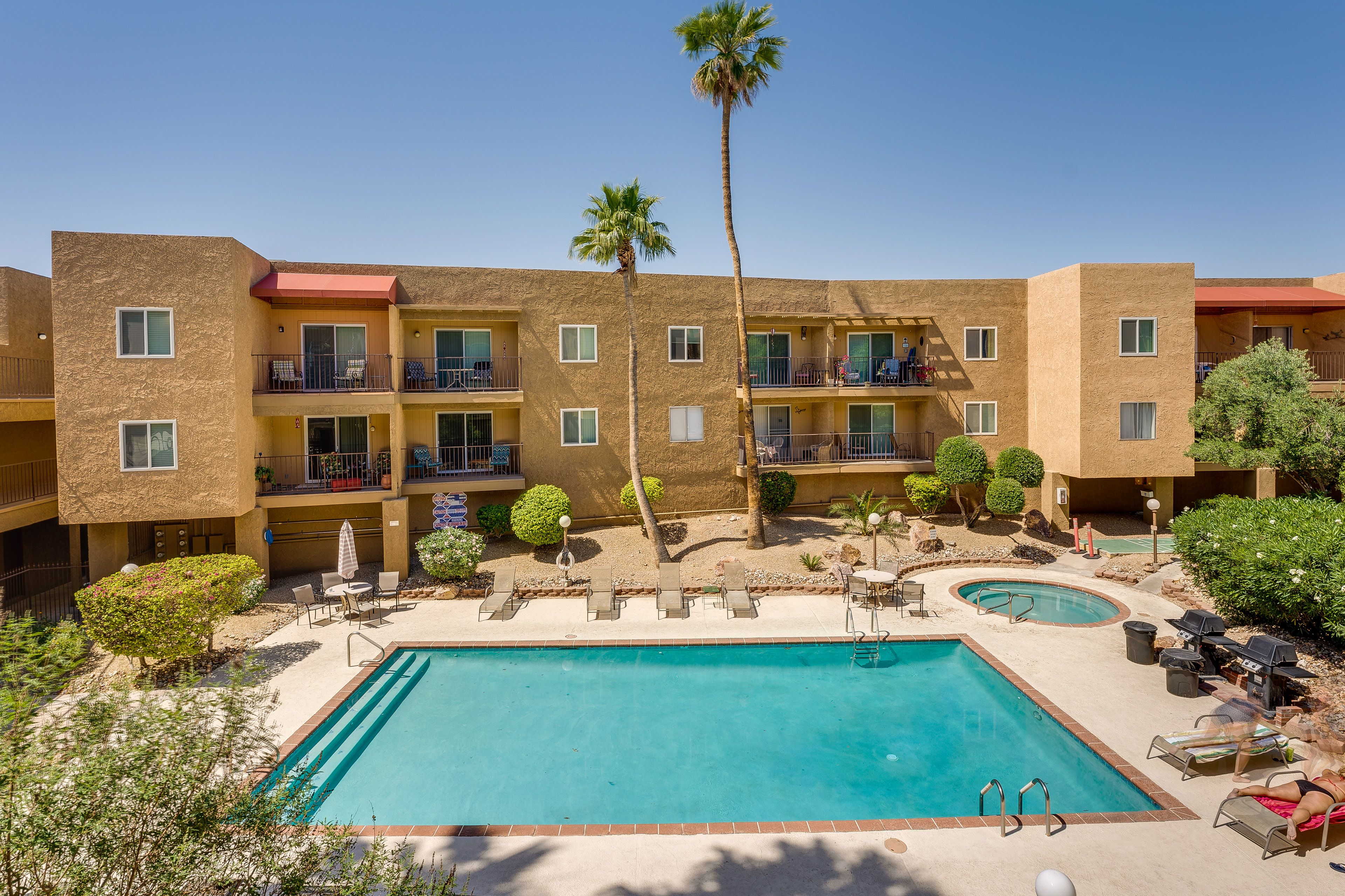 Community Amenities | Pool & Hot Tub