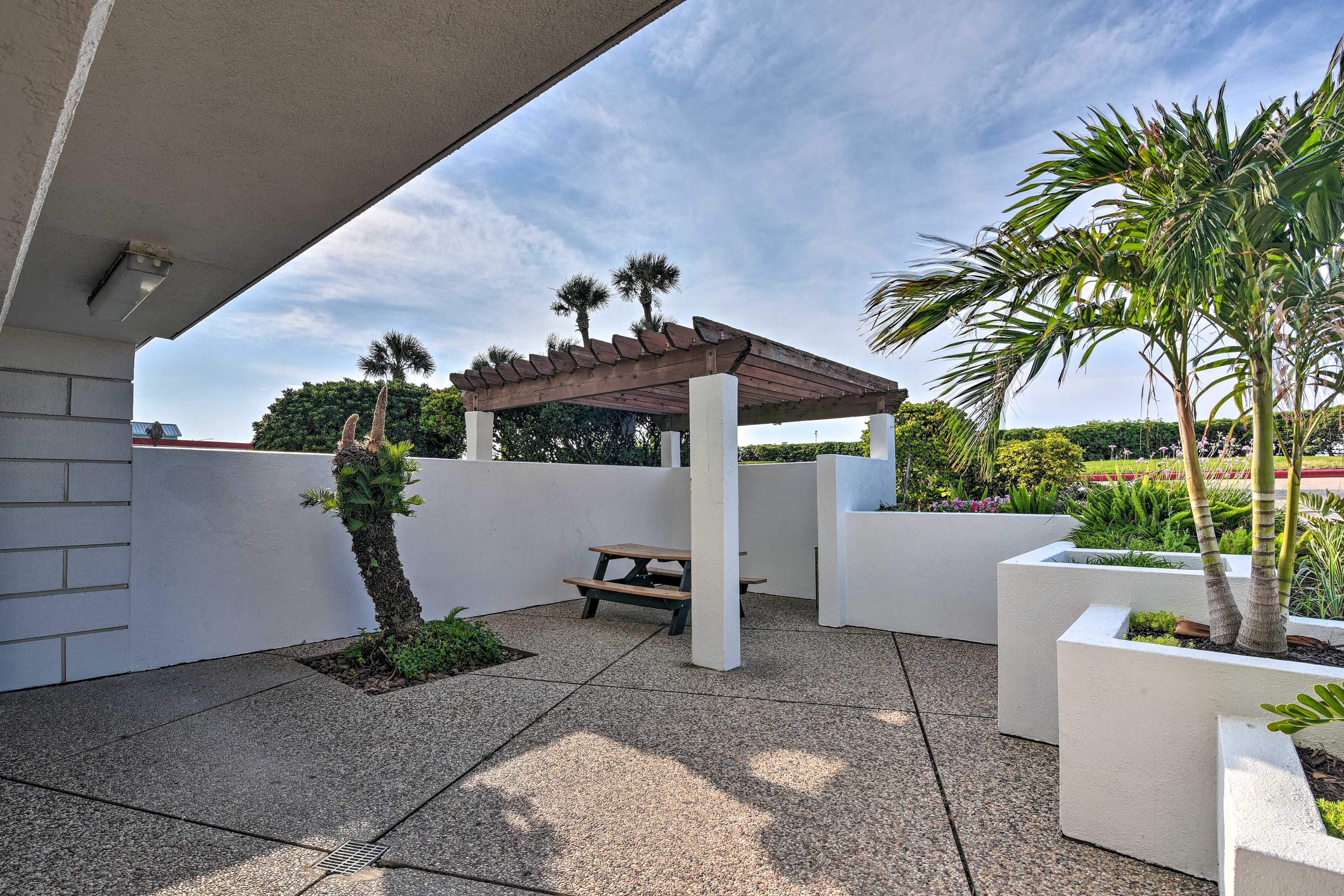 Exterior | Community Courtyard