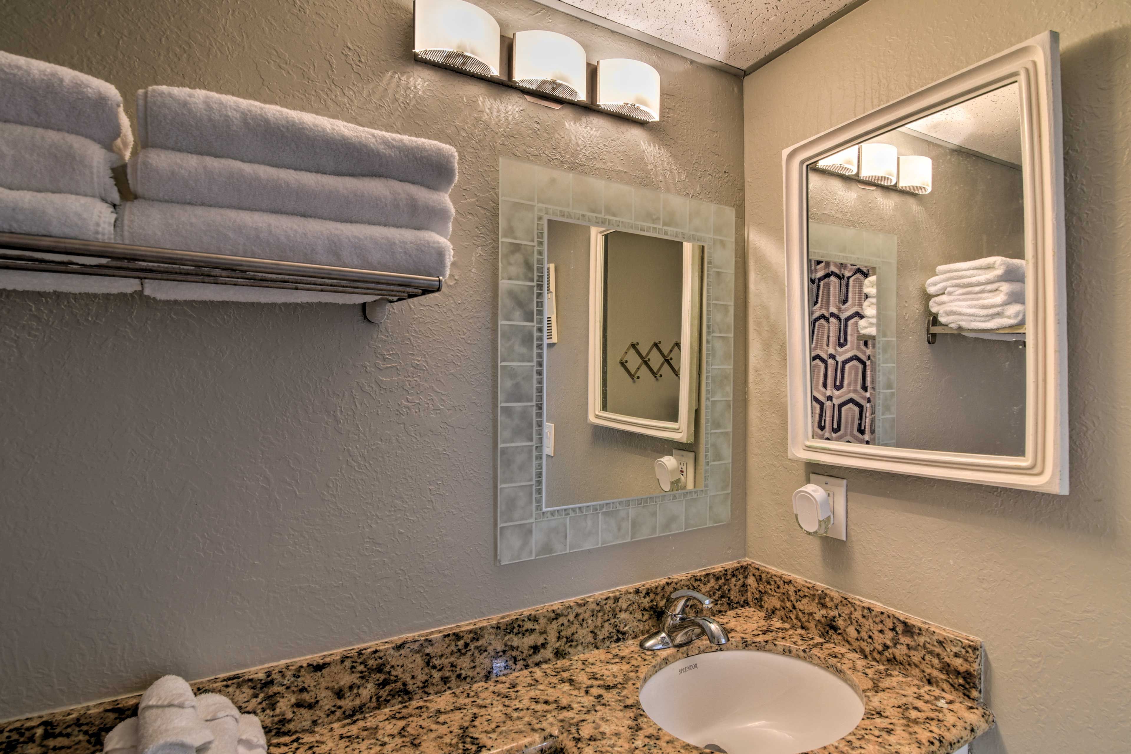 Full Bathroom | Towels/Linens Included | Complimentary Toiletries