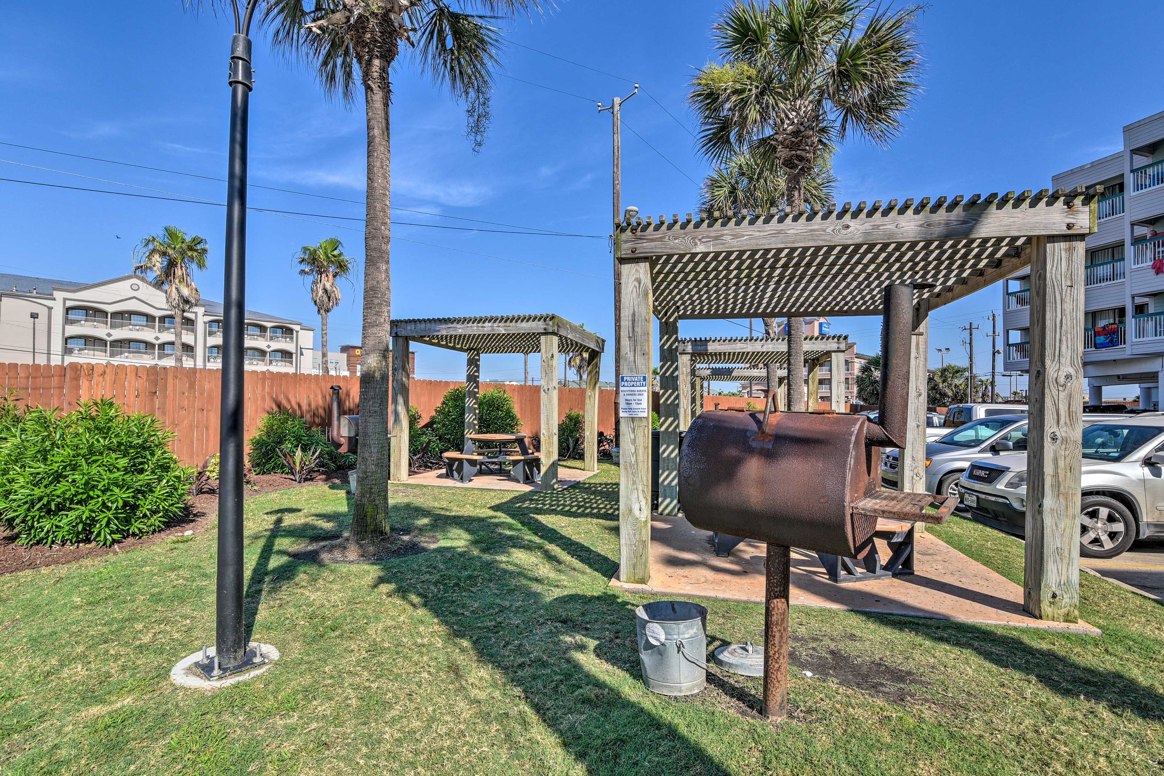 Exterior | Community Grilling Area