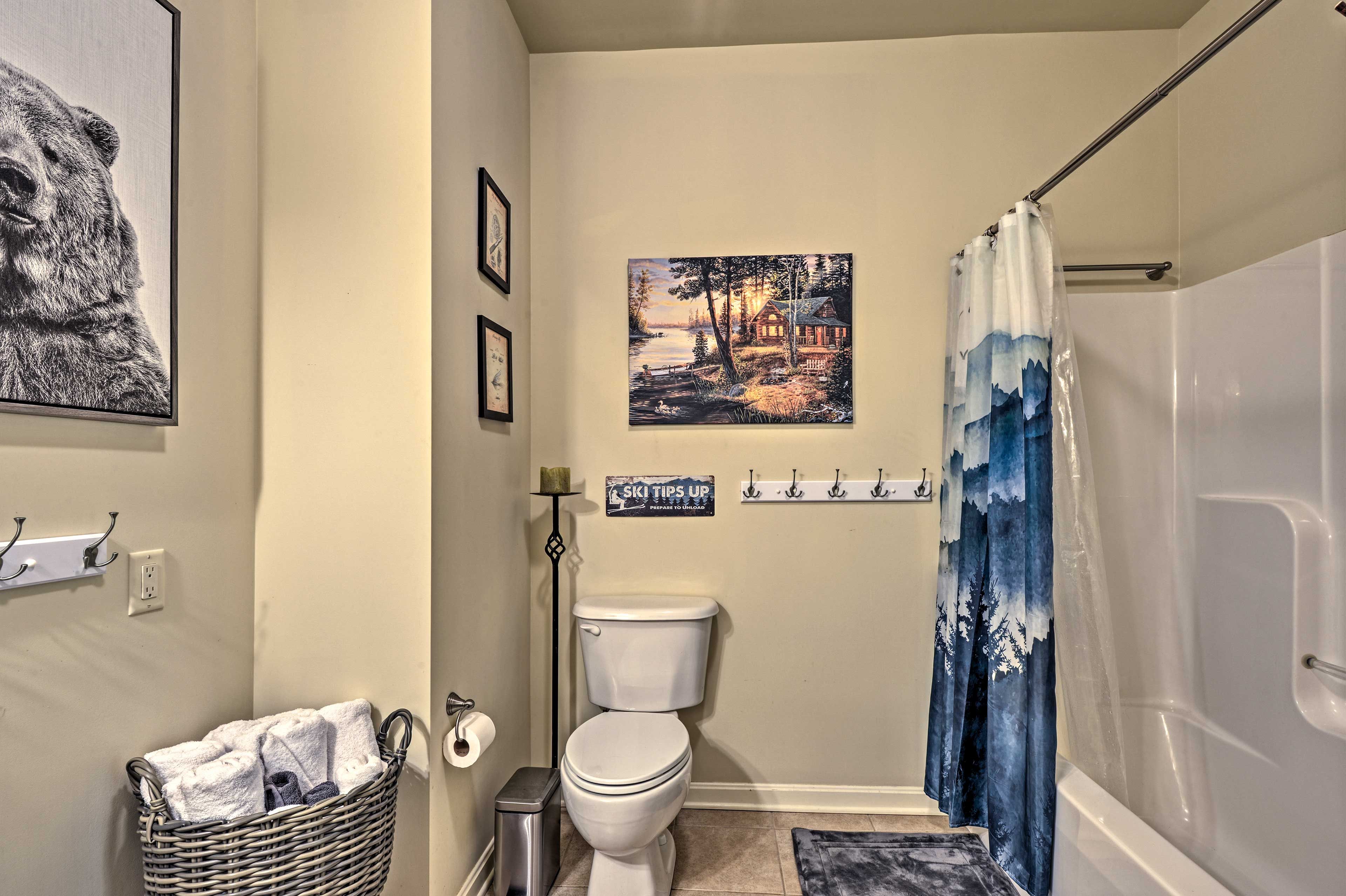 Full Bathroom | Towels Provided