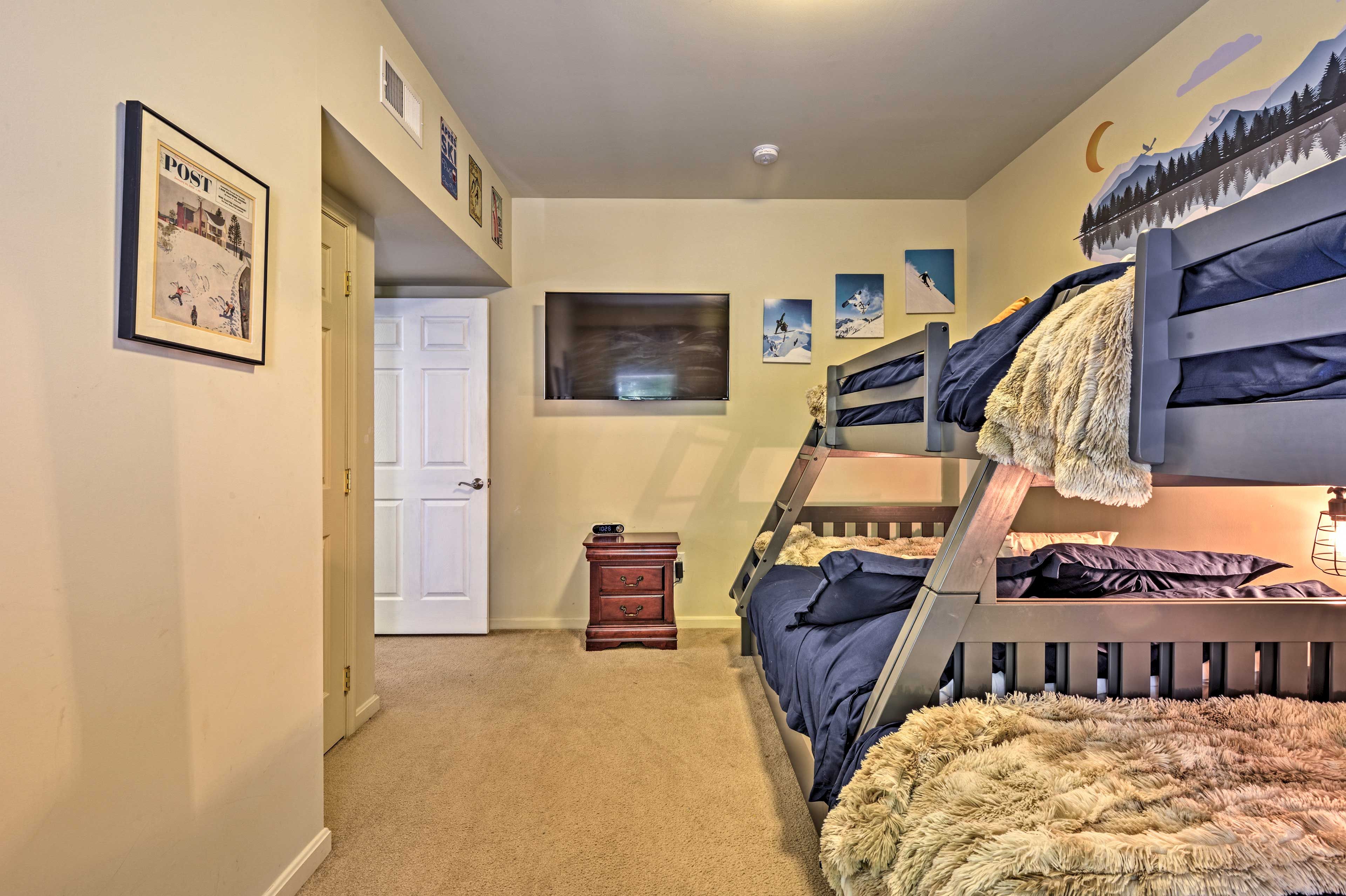 Bedroom 2 | Smart TV | Linens Provided