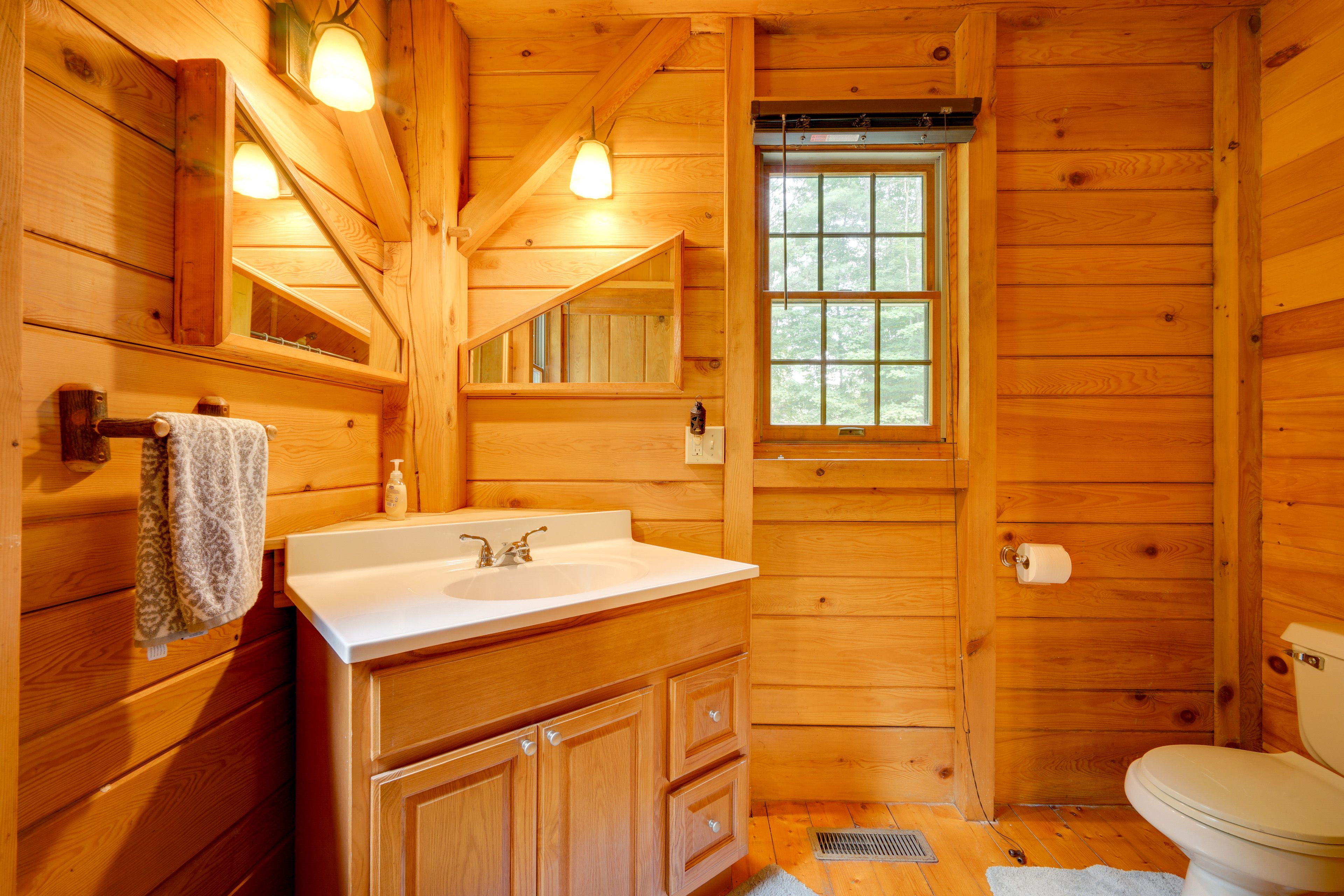 Full Bathroom | Towels Provided | Hair Dryer