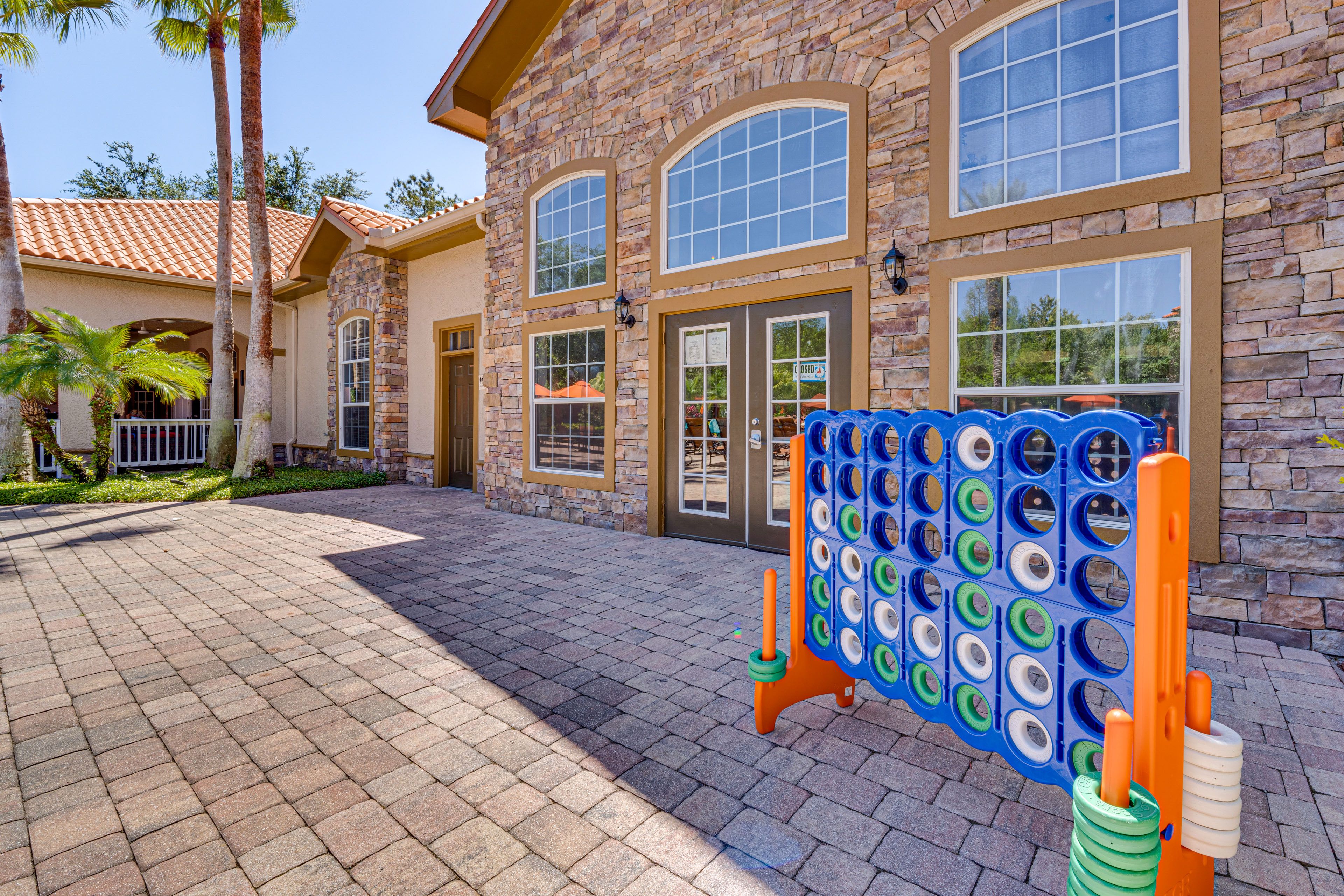 Community Amenities | Poolside Bar & Restaurant