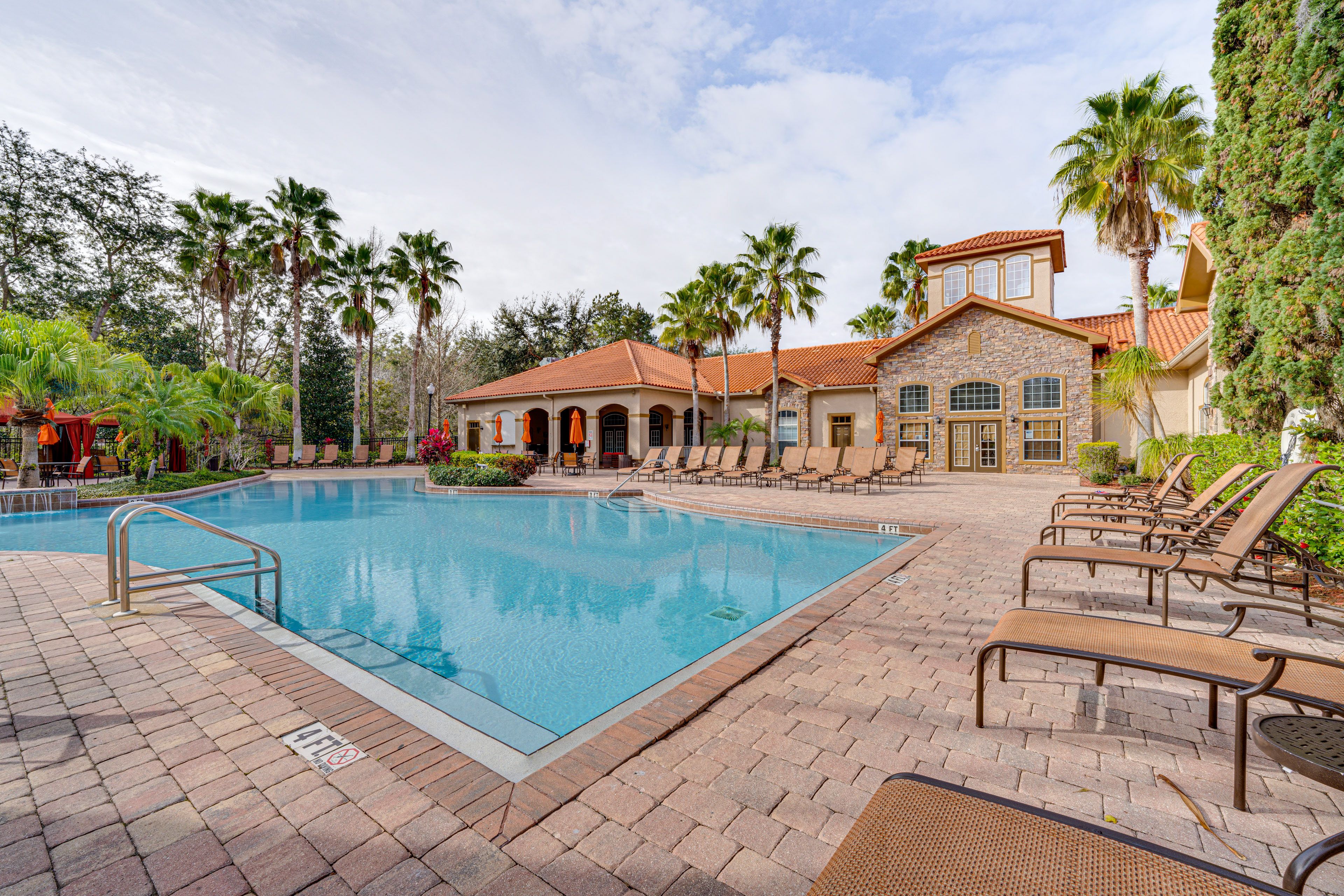 Community Amenities | Outdoor Pool | Hot Tub | Kiddie Pool