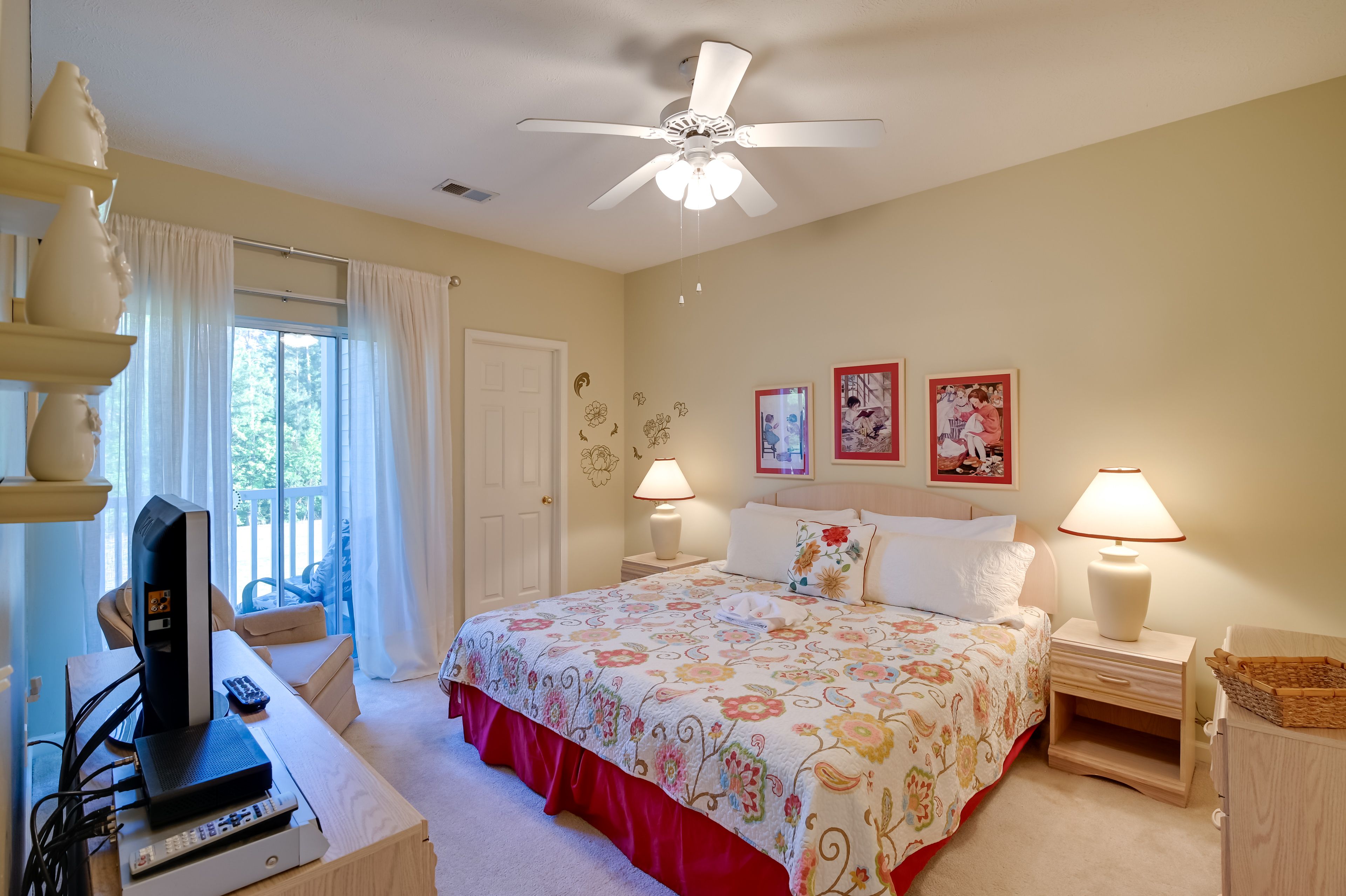 Bedroom 1 | King Bed | Cable TV | Linens Provided