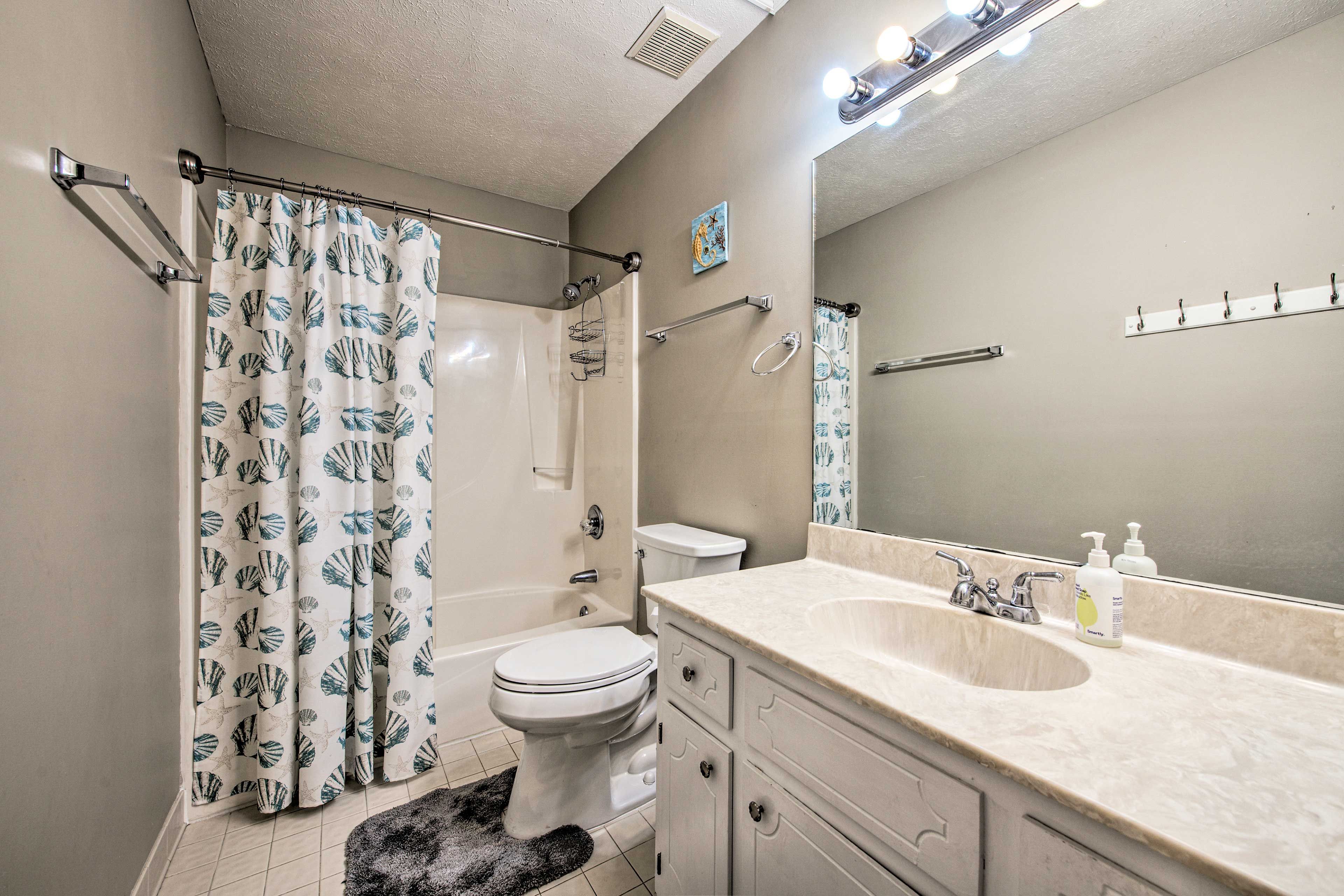 Full Bathroom | Towels Provided