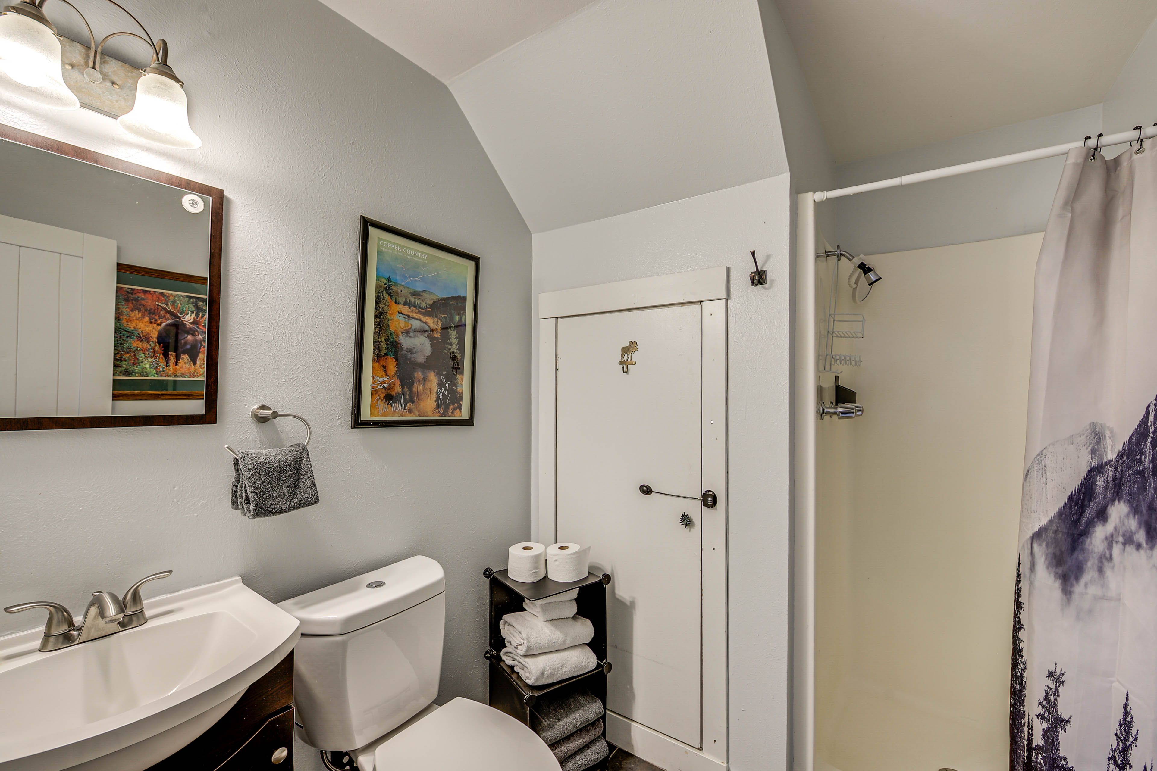 Full Bathroom | Complimentary Toiletries