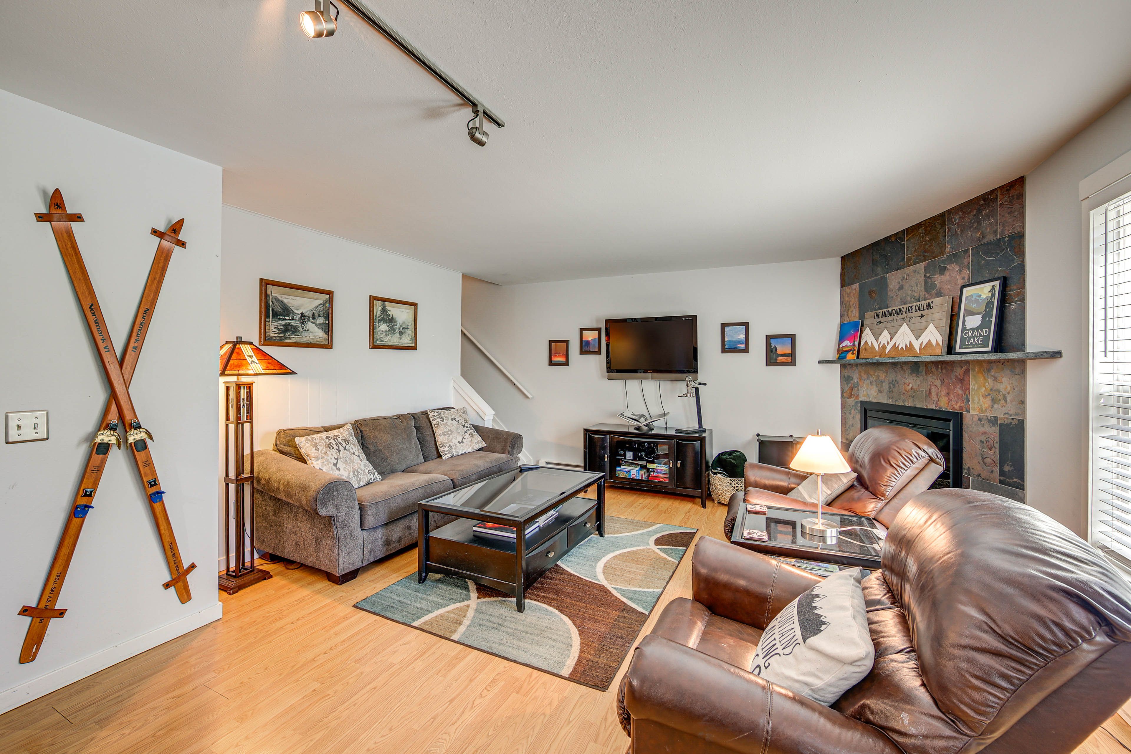 Living Room | Sleeper Sofa | Cable TV | Fireplace (Decorative)