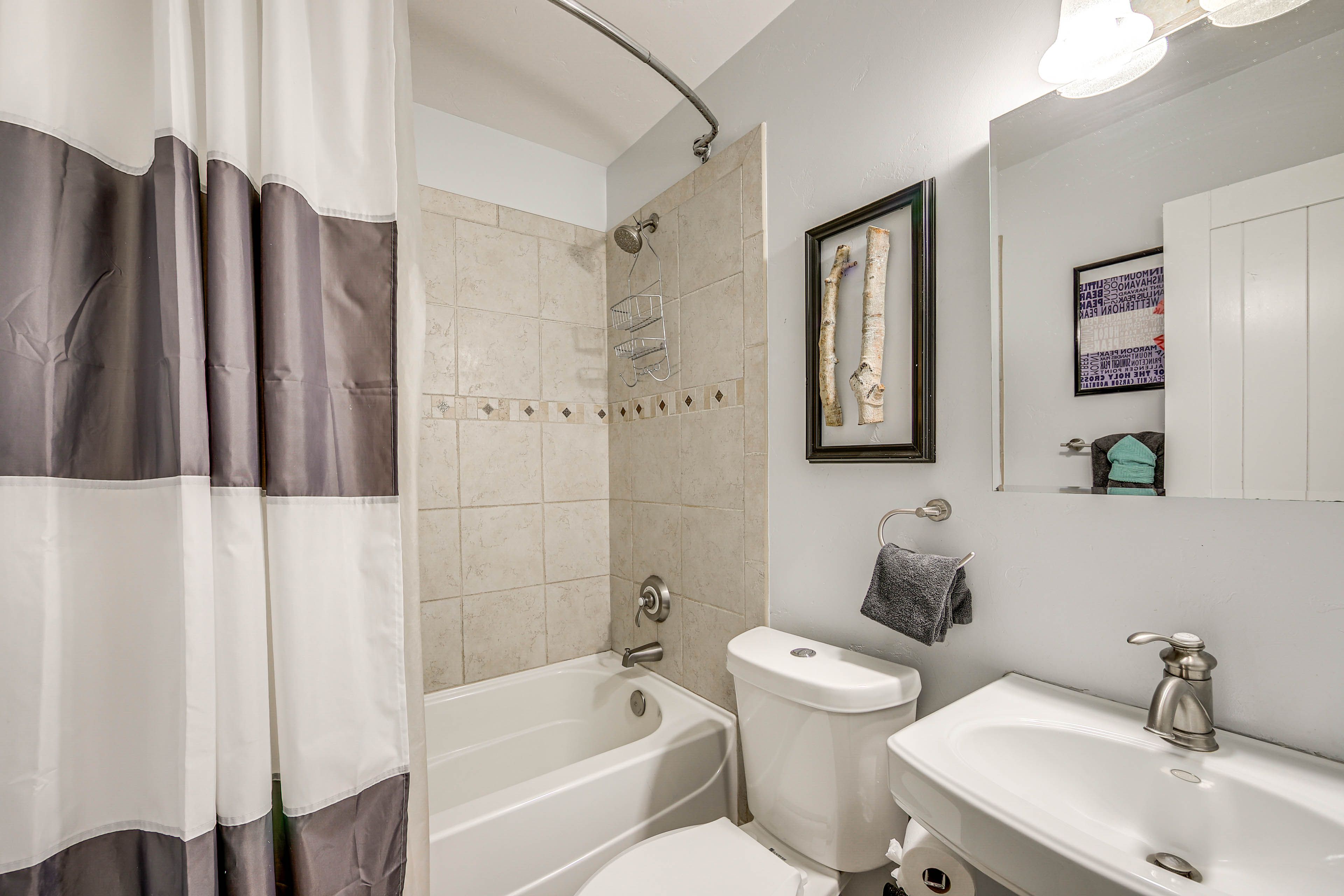 Full Bathroom | Towels Provided