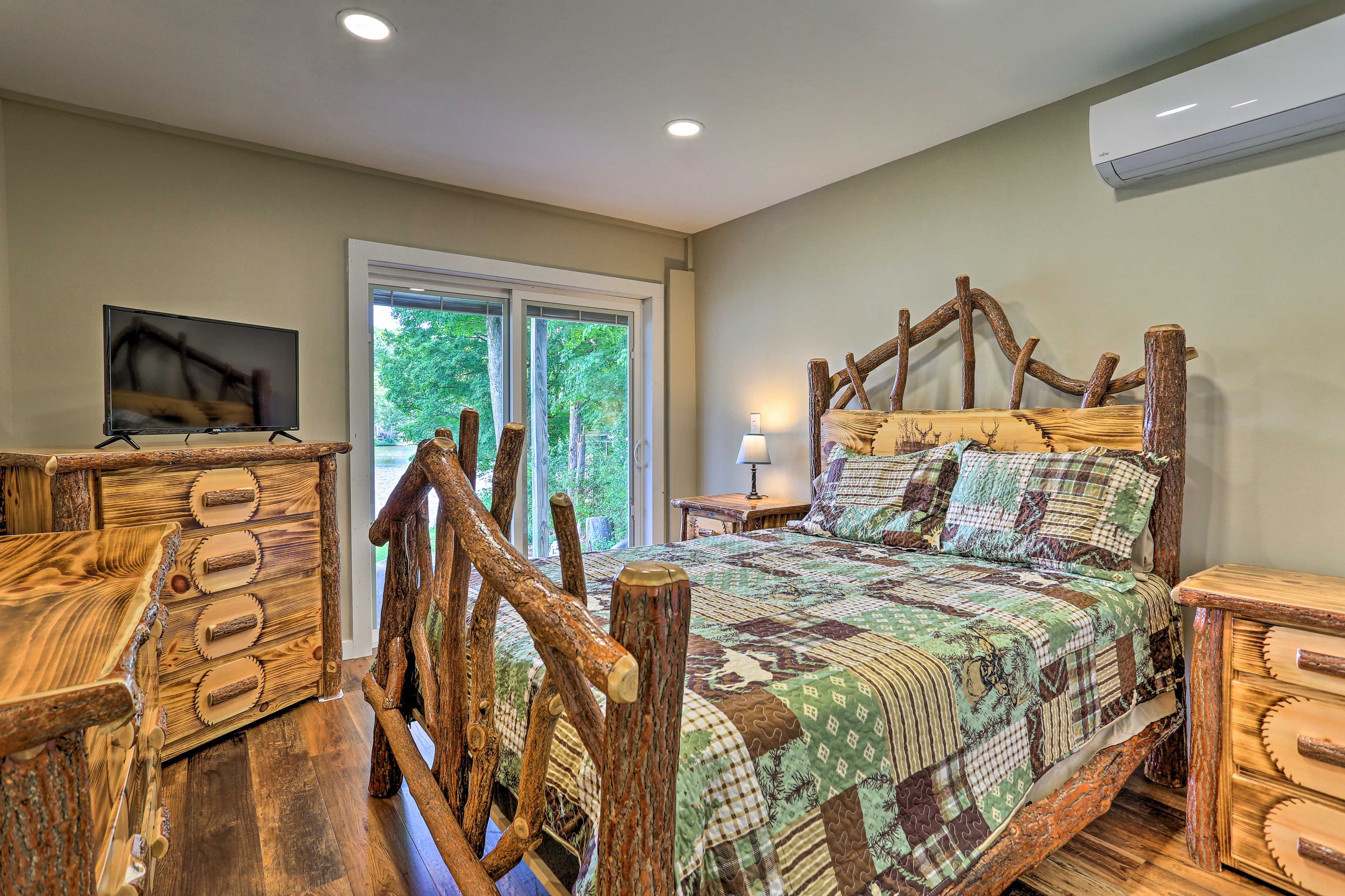 Bedroom 1 | Ground Floor | Queen Bed | Access to Covered Patio