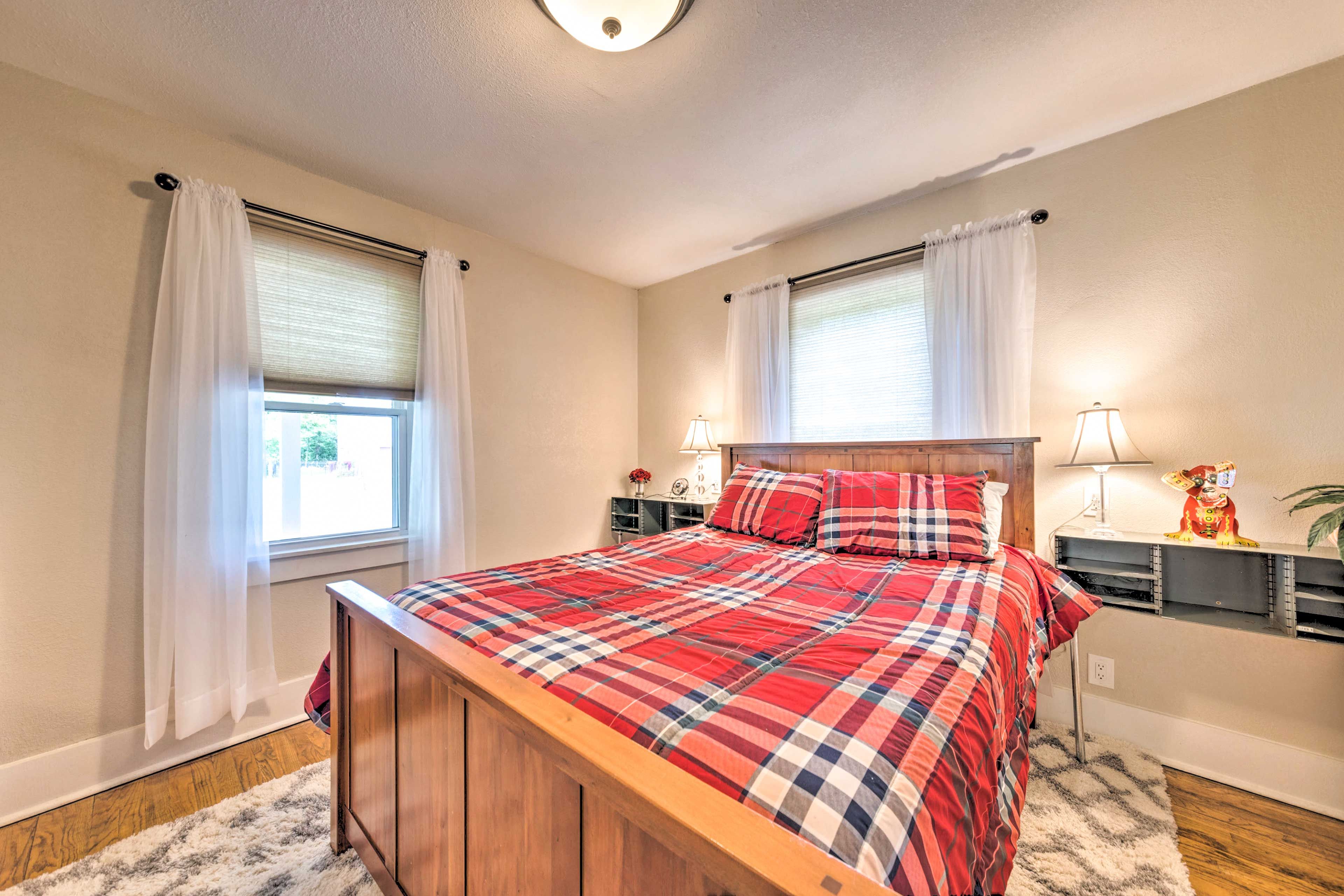 Bedroom 1 | Queen Bed