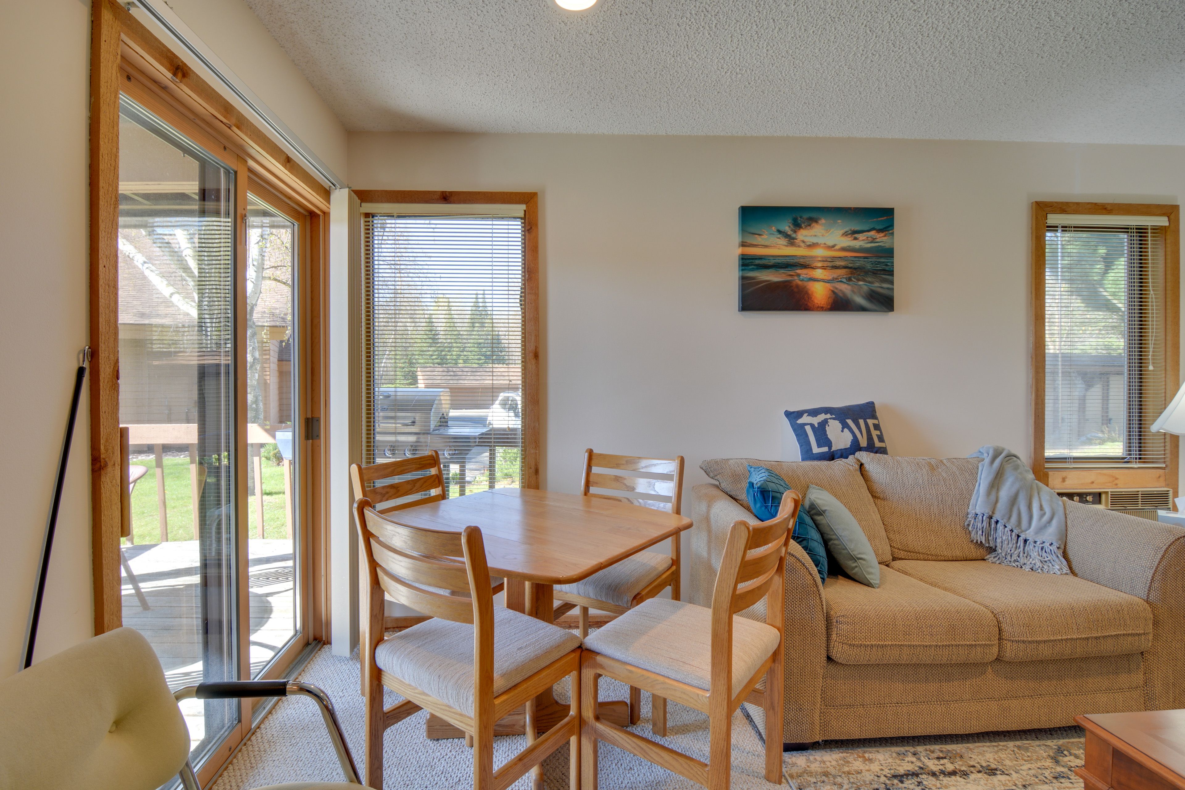 Living Room | Sleeper Sofa | Board Games | Smart TV