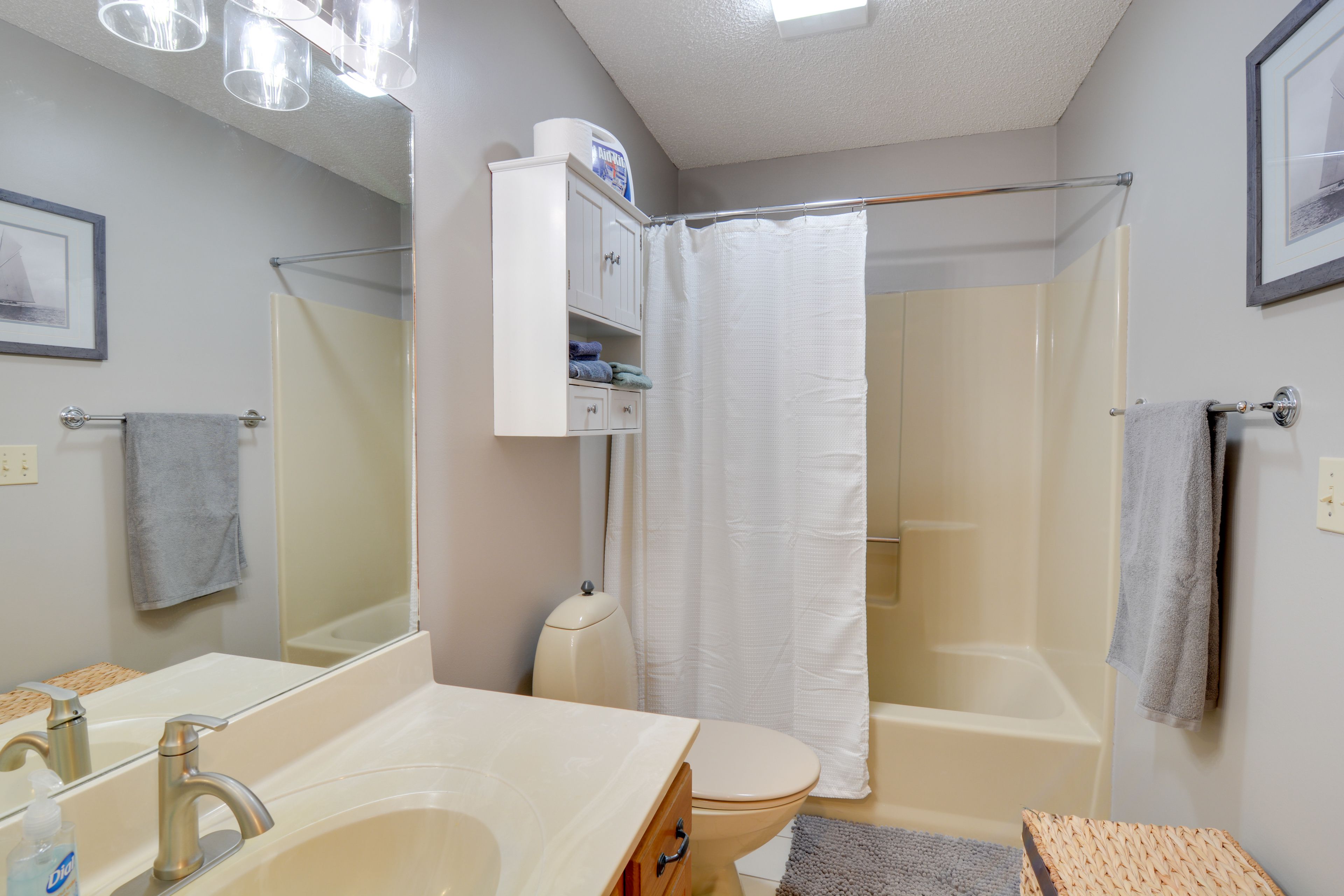 Full Bathroom | Linens & Towels | Complimentary Toiletries | Hair Dryer