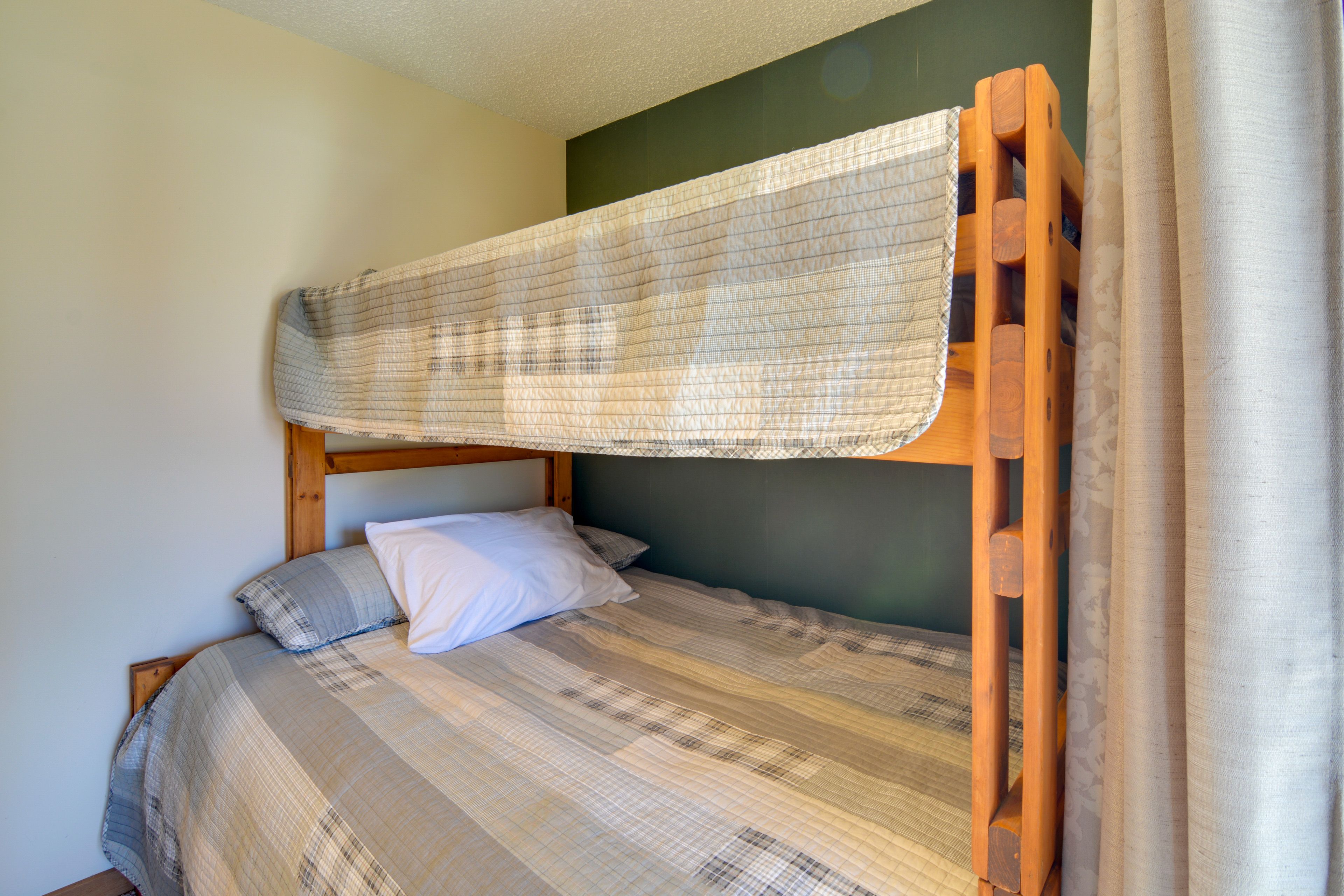 Bedroom 2 | Twin/Full Bunk Bed