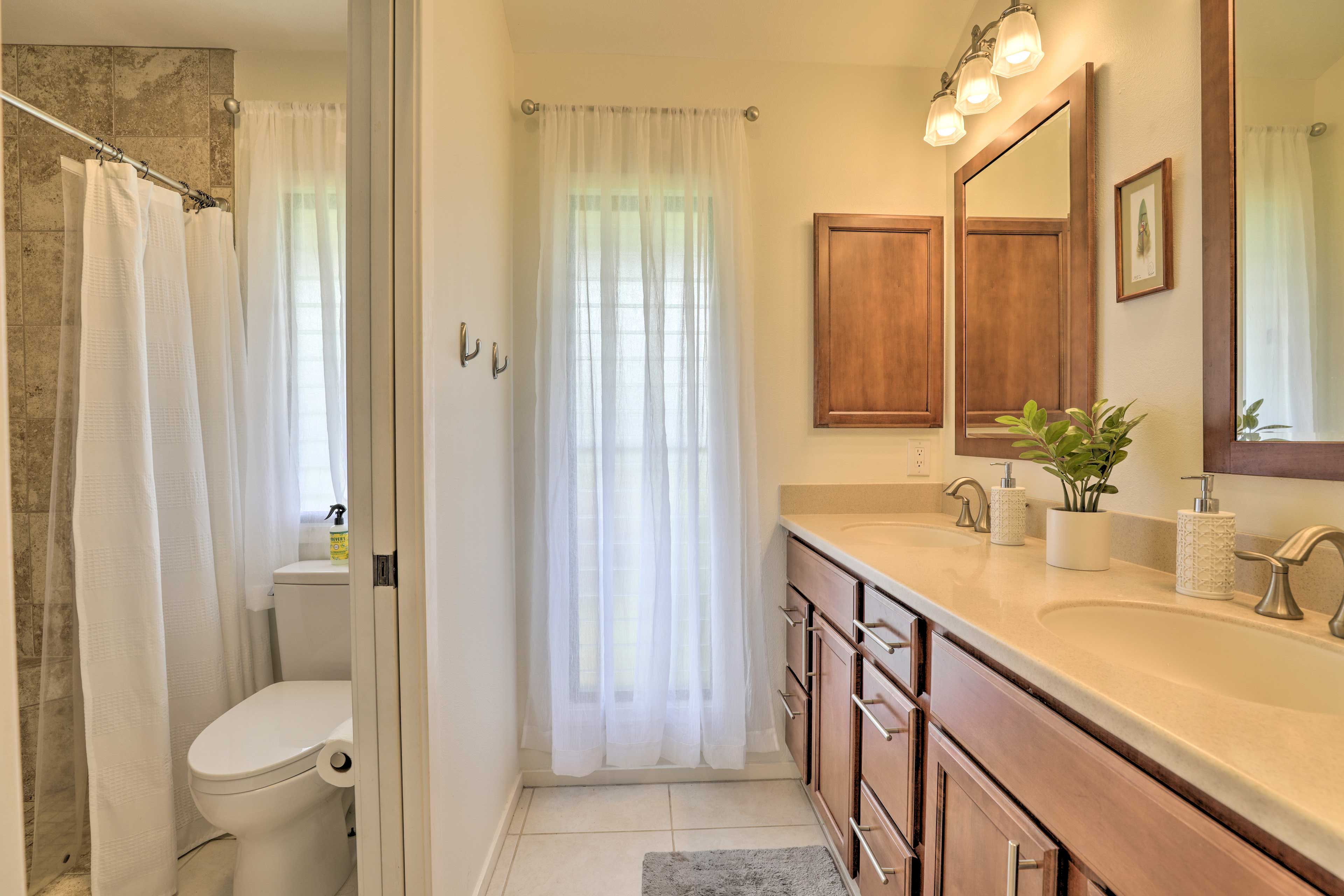 Full Bathroom  | Complimentary Toiletries