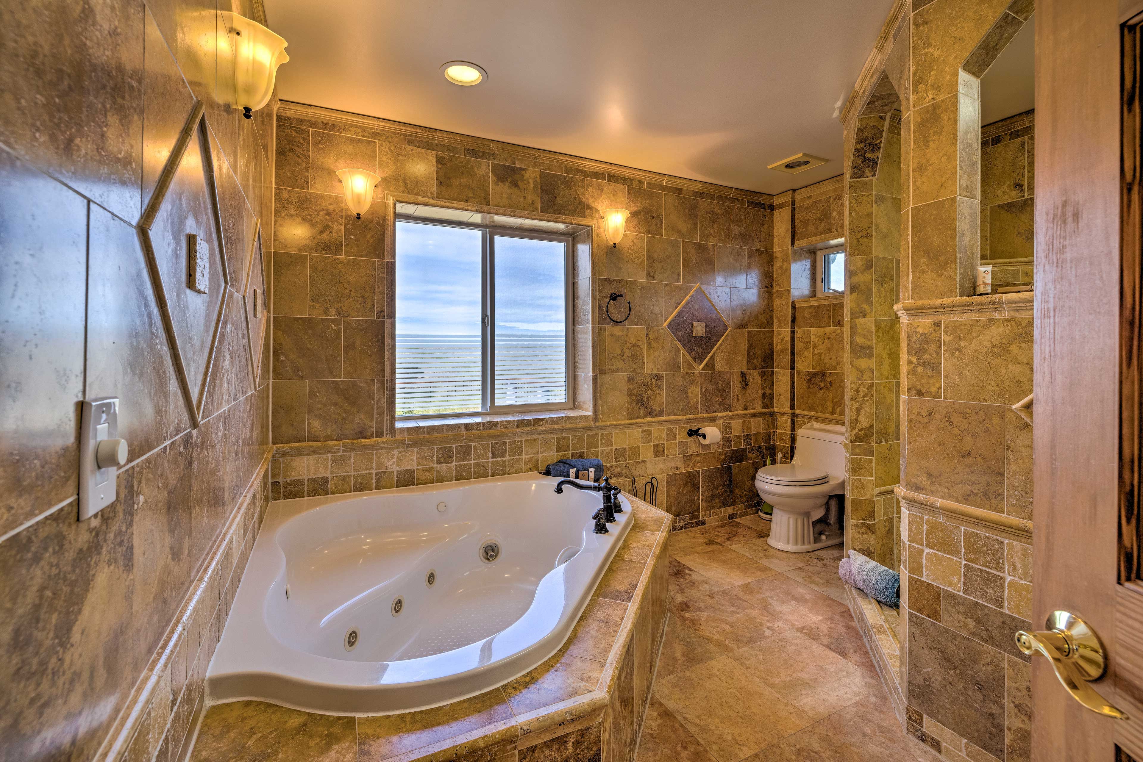 En-Suite Bathroom | Jetted Tub | Linens & Towels Provided