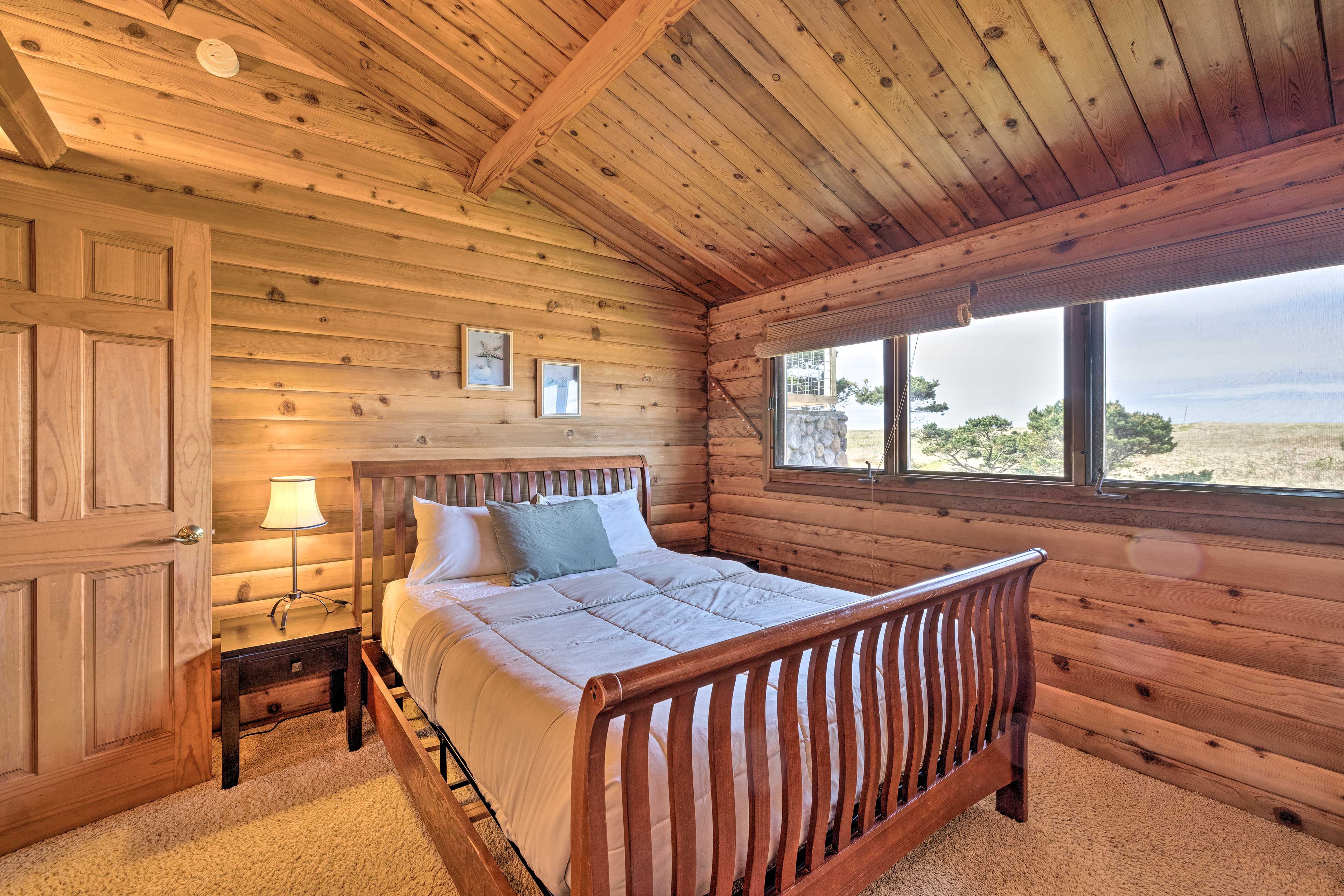 Bedroom 2 | 1st Floor | Queen Bed