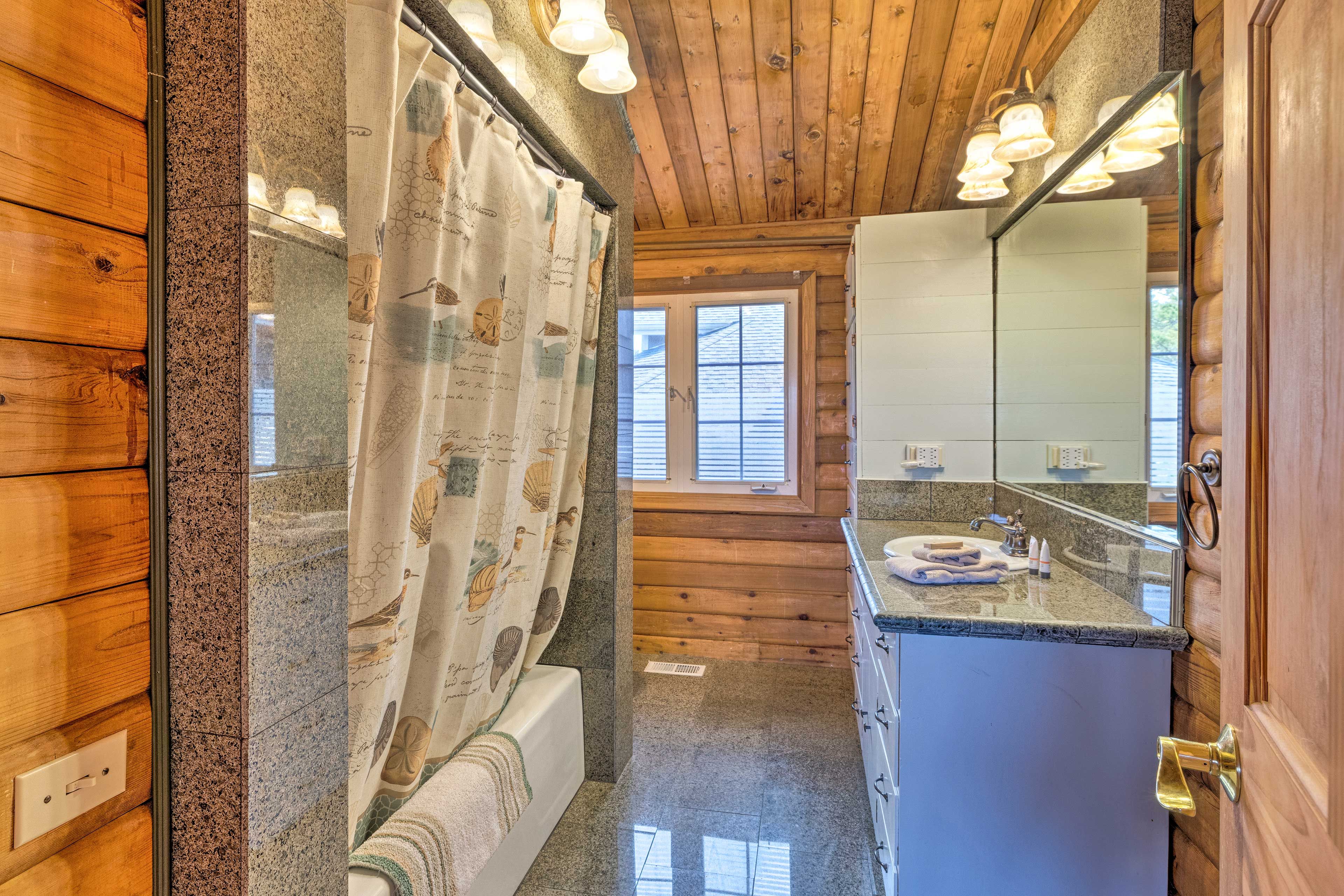 Full Bathroom | 1st Floor | Complimentary Toiletries