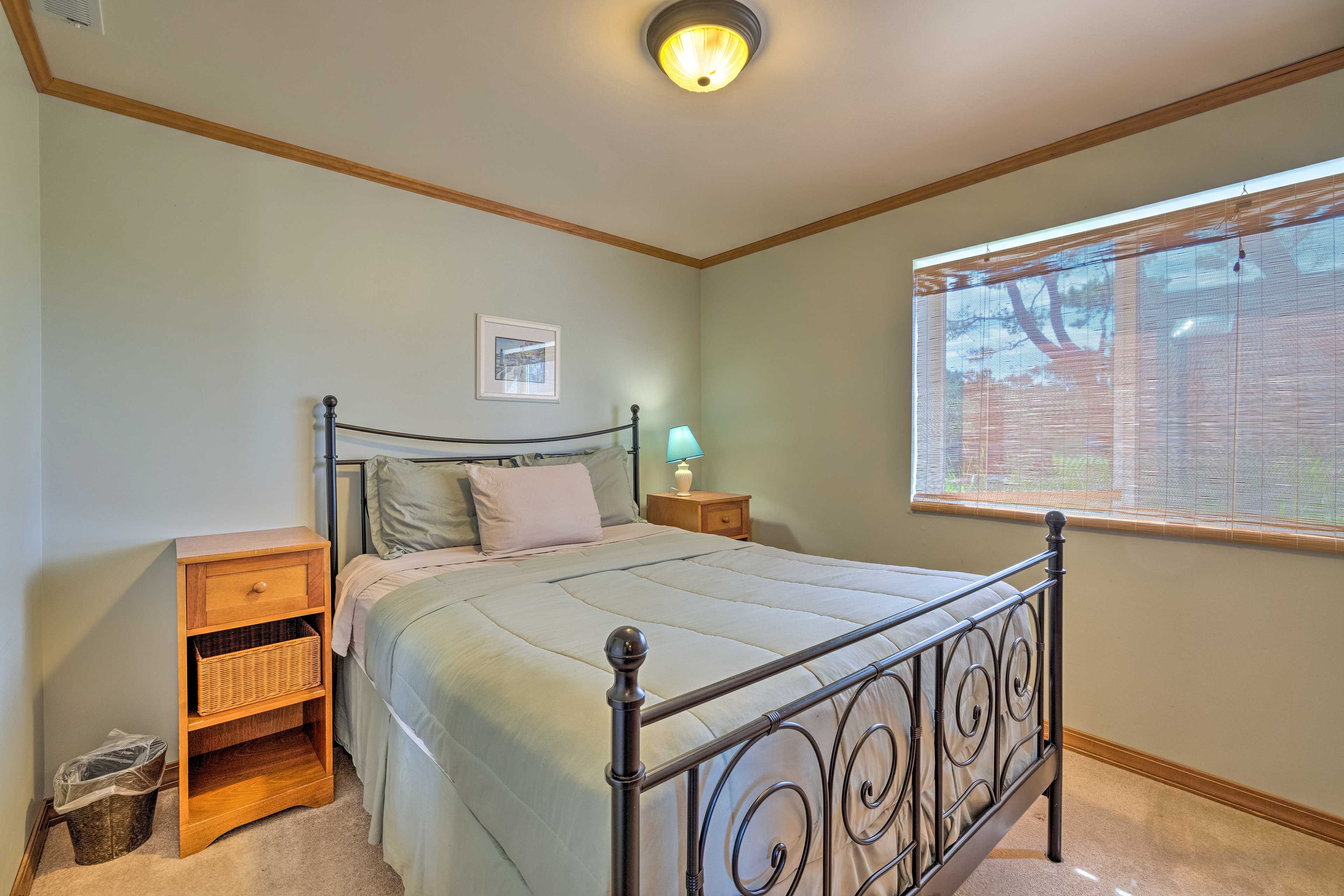 Bedroom 5 | 1st Floor | Queen Bed