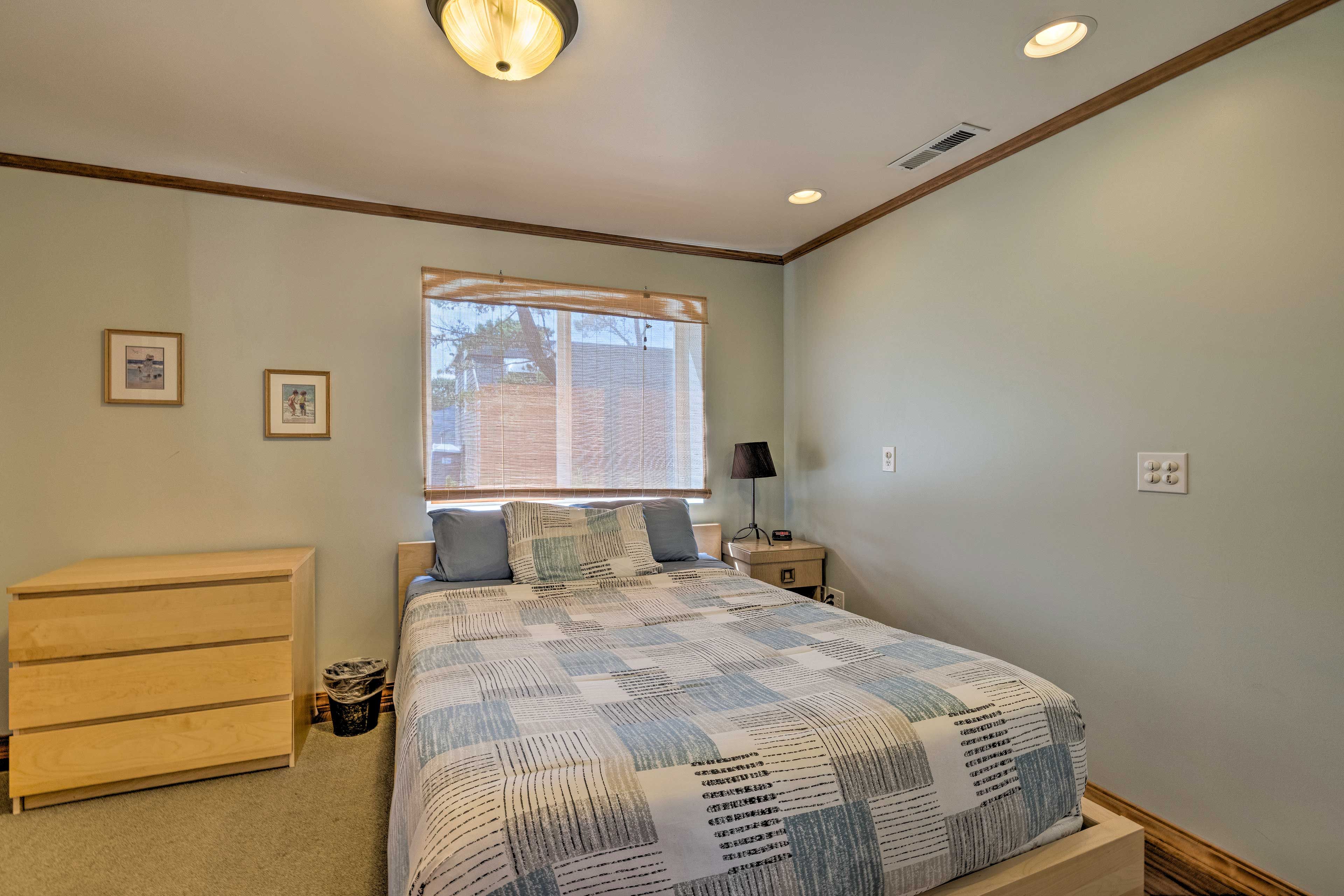 Bedroom 6 | 1st Floor | Queen Bed