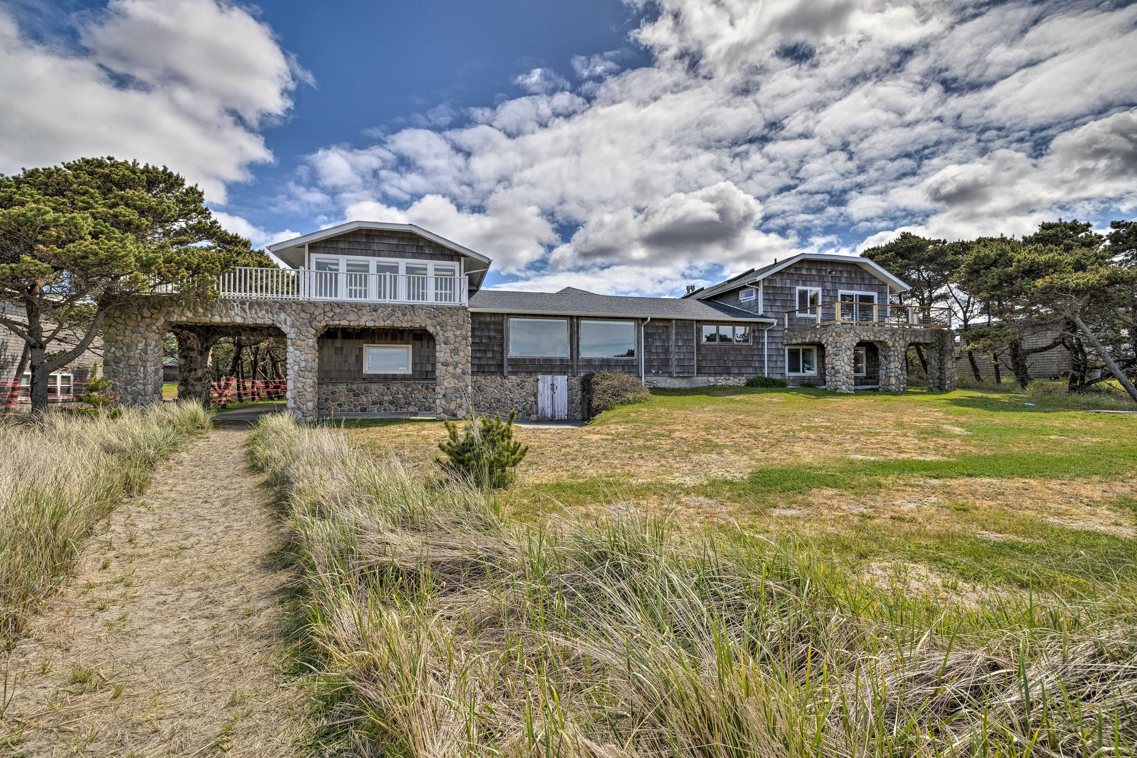 House Exterior | Garage Parking (1 Vehicle) | Driveway Parking (5 Vehicles)