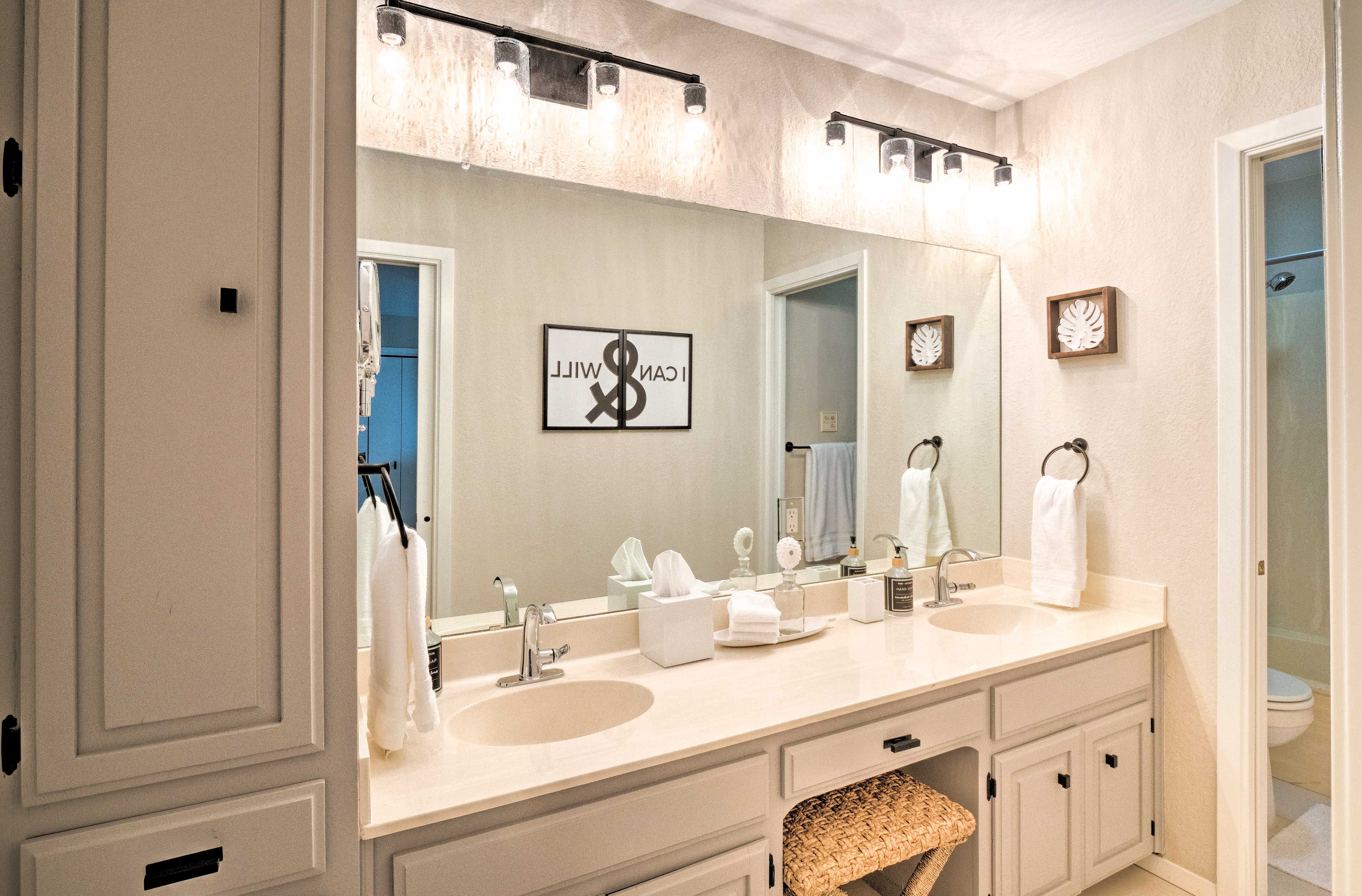En-Suite Bathroom | Towels Provided | Upper Level