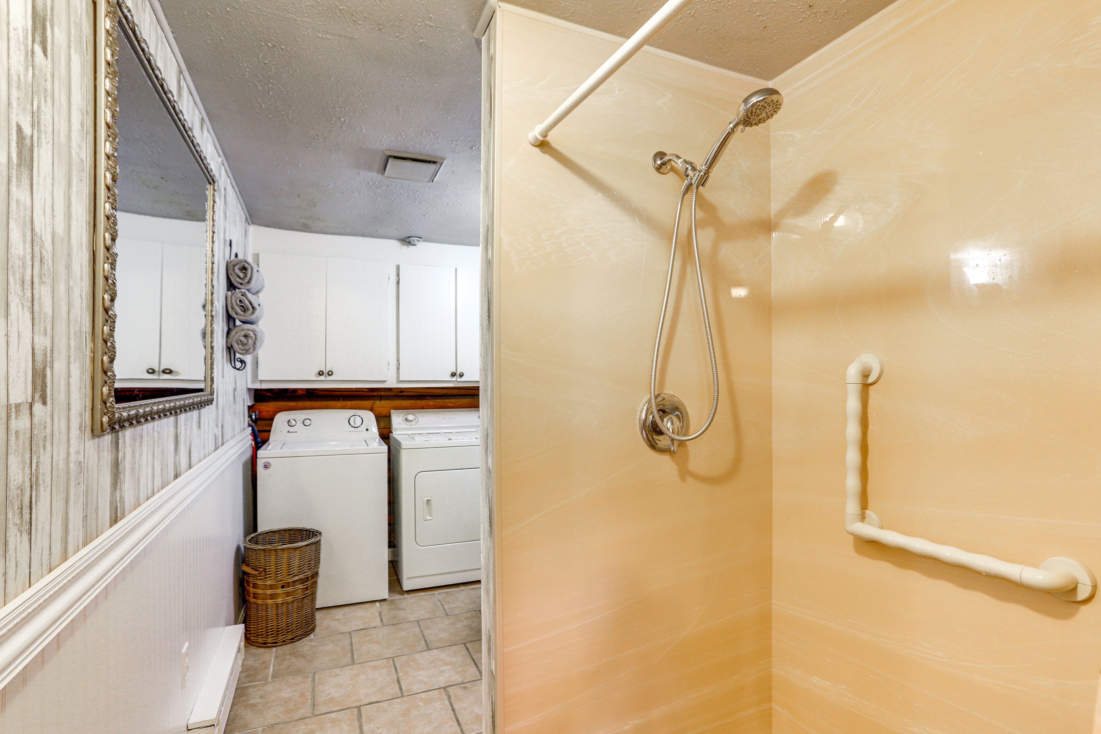 Full Bathroom | 1st Floor | Linens & Towels | Complimentary Toiletries