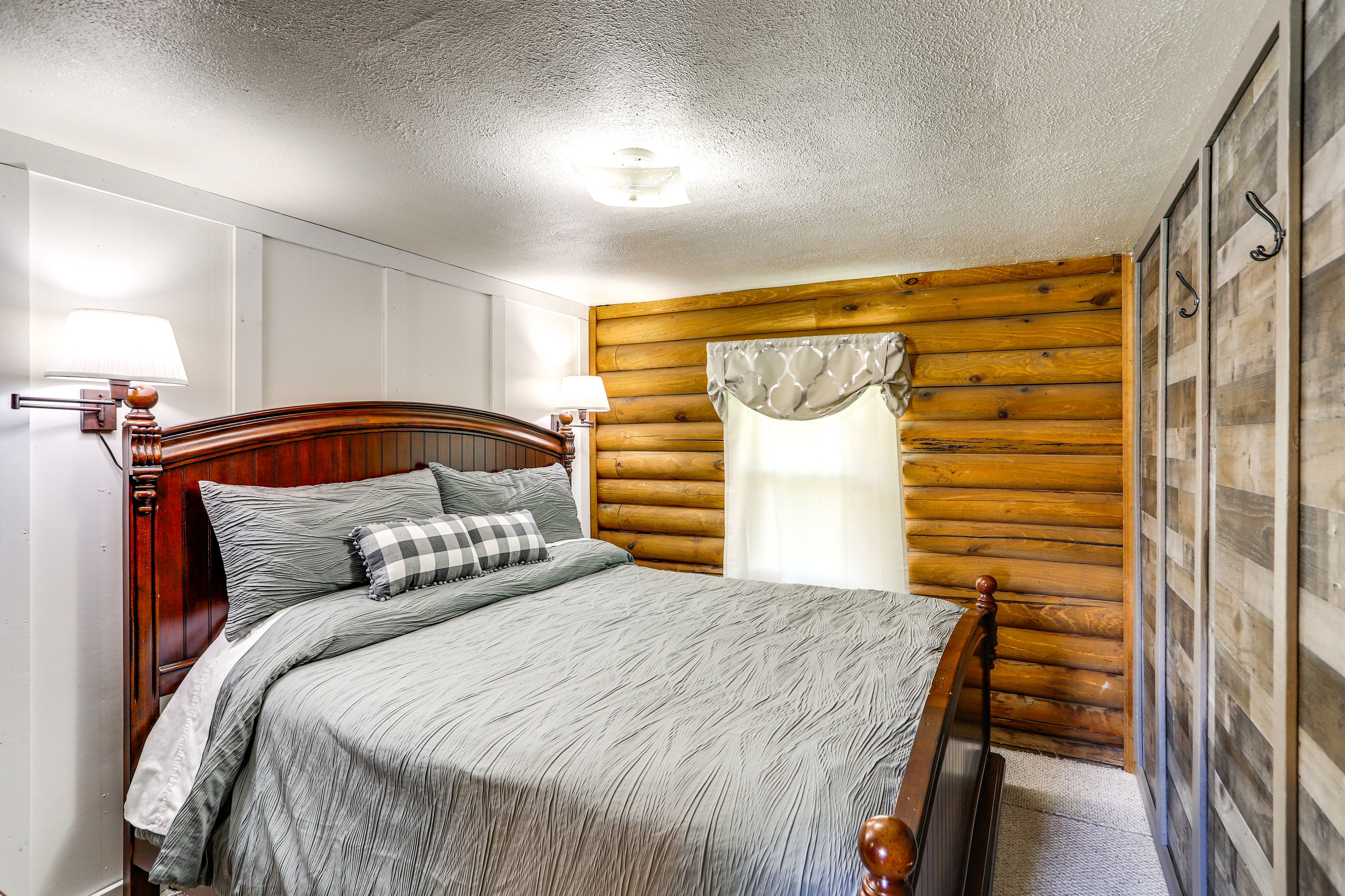 Bedroom 1 | King Bed | 1st Floor