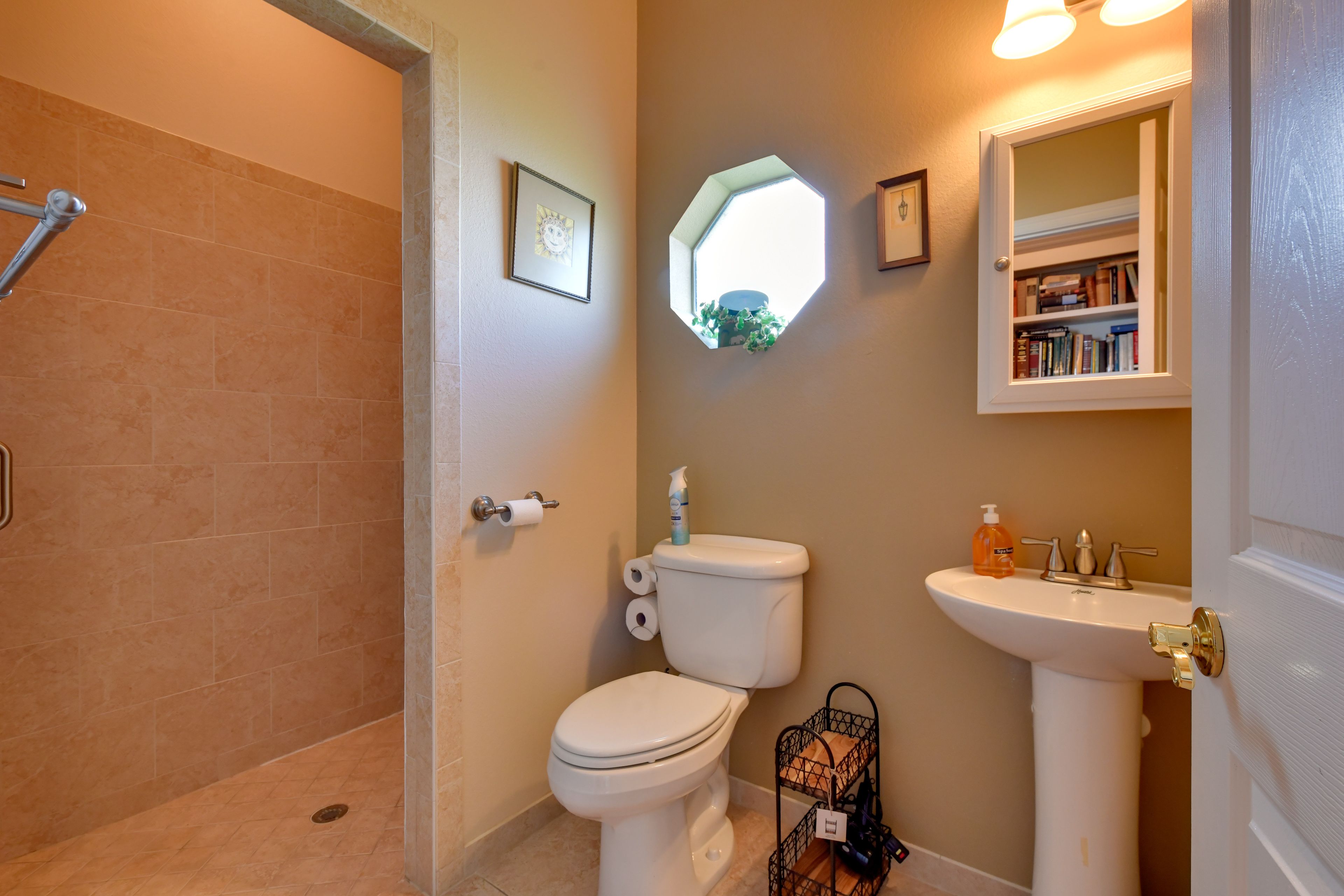 Full Bathroom | Complimentary Toiletries