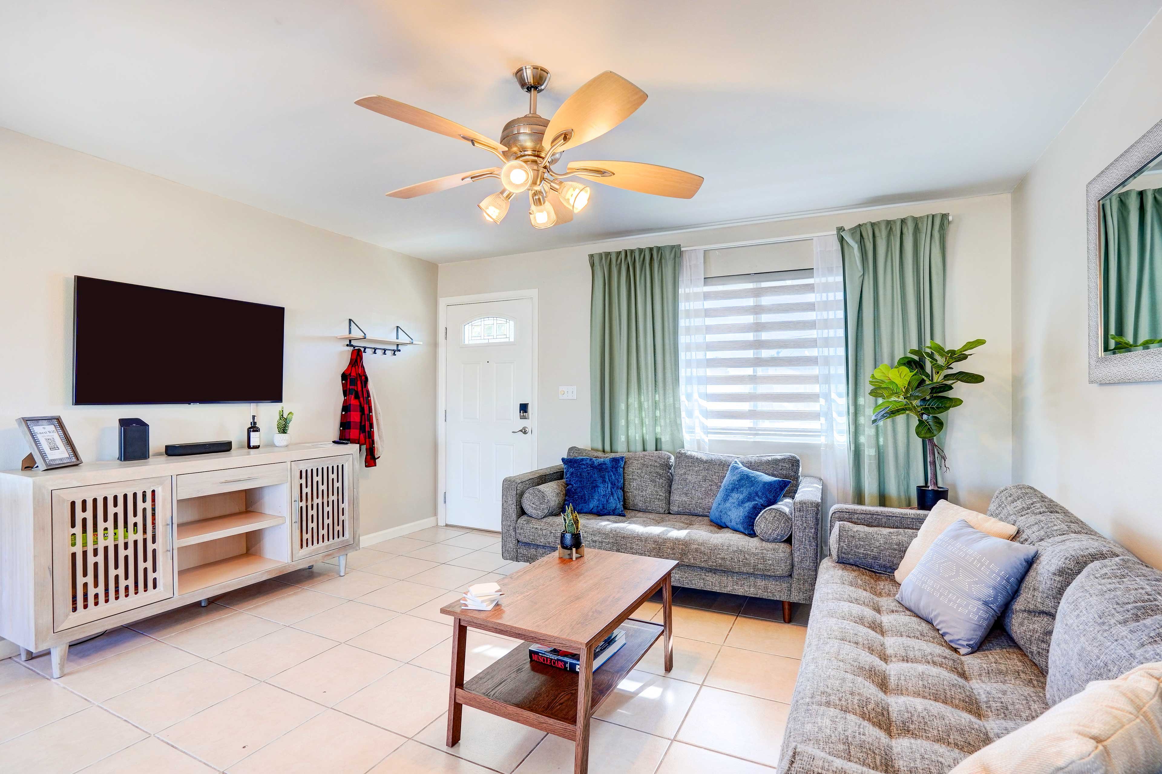 Living Room | Cable/Satellite TV | Central A/C | Free WiFi | Smart TV