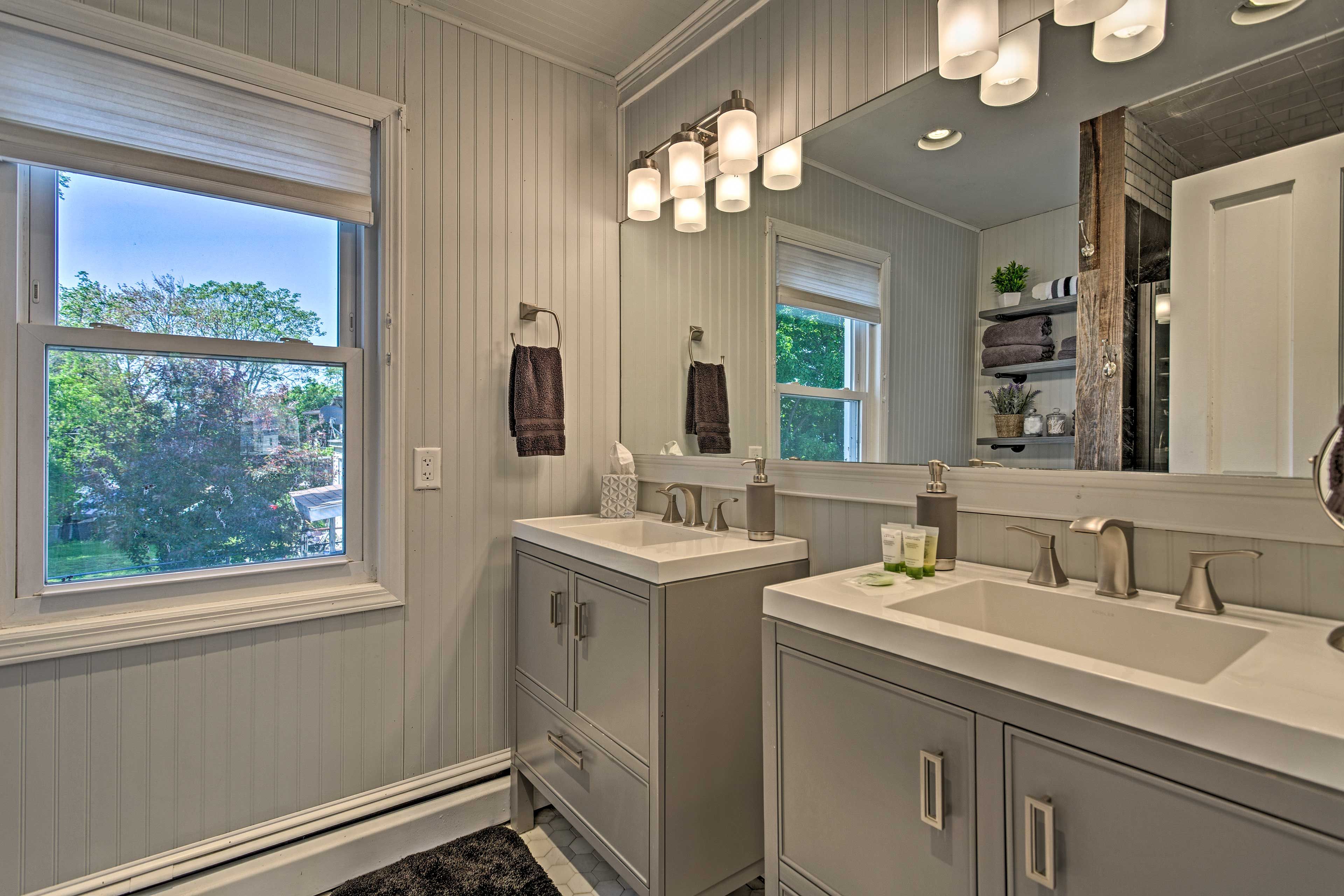 Full Bathroom | Towels Provided | Complimentary Toiletries