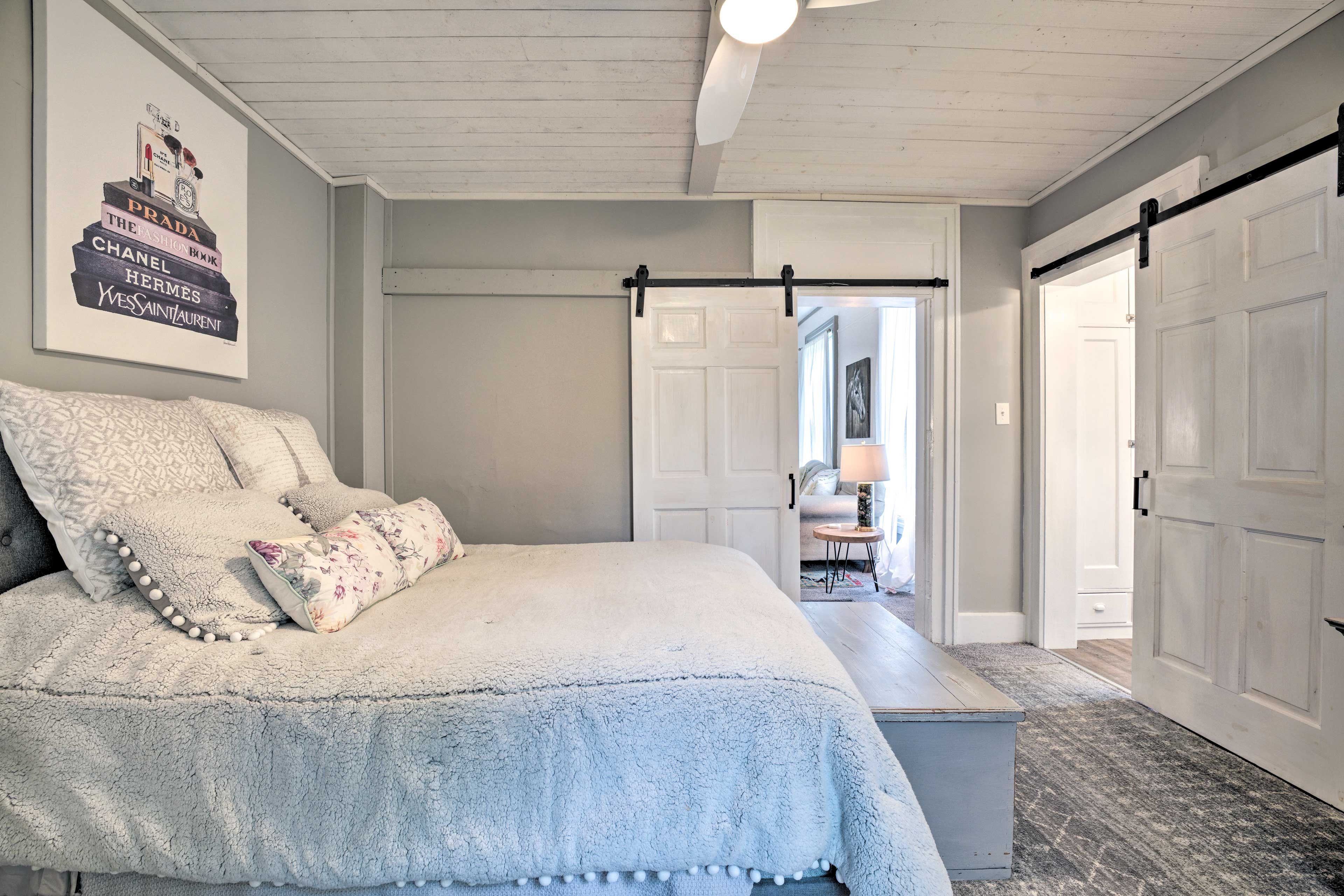 Bedroom | Queen Bed | 1st Floor | Steps Required
