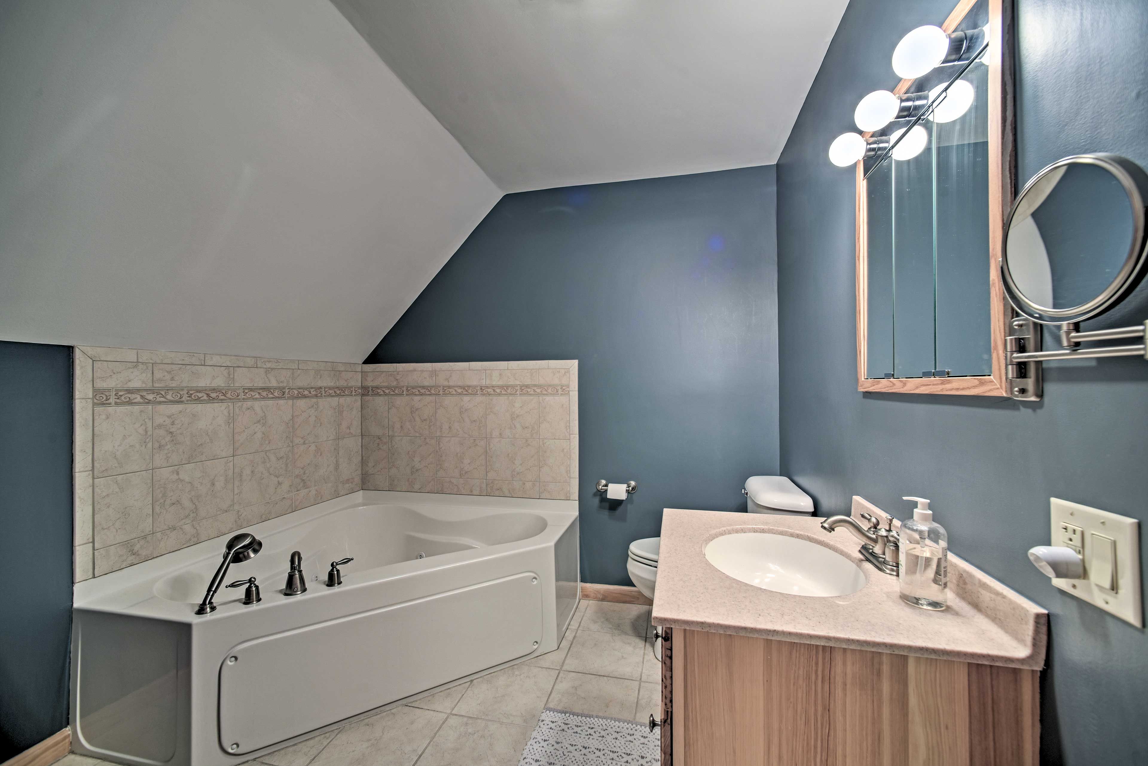 En-Suite Bathroom | Jetted Tub w/ Handheld Shower Nozzle