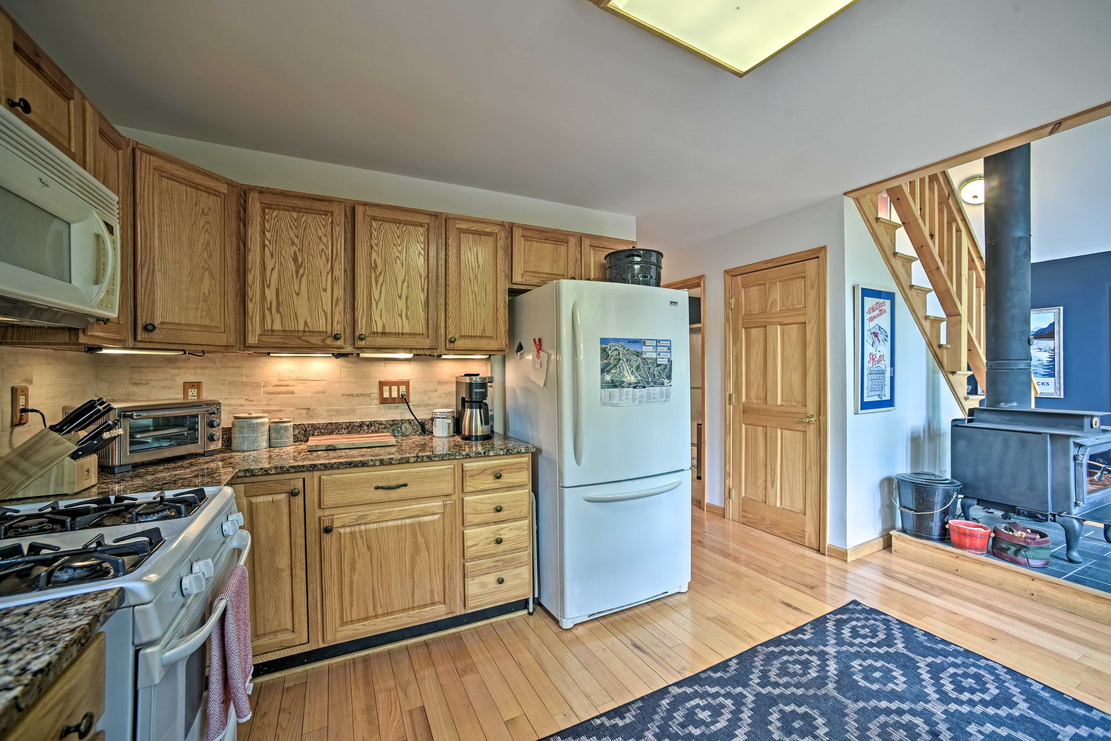 Kitchen | Trash Bags/Paper Towels Provided | Toaster Oven
