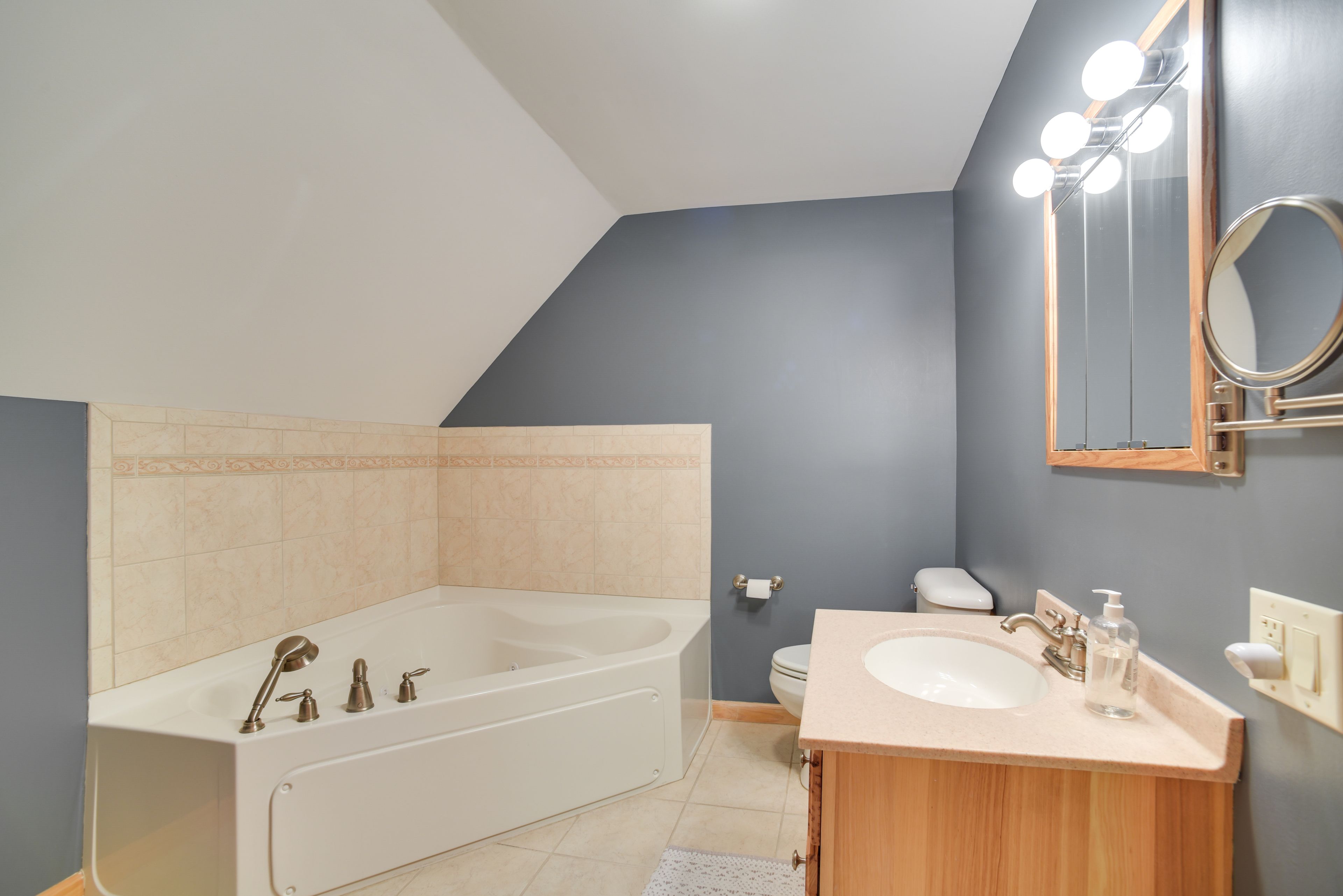 En-Suite Bathroom | Jetted Tub w/ Handheld Shower Nozzle