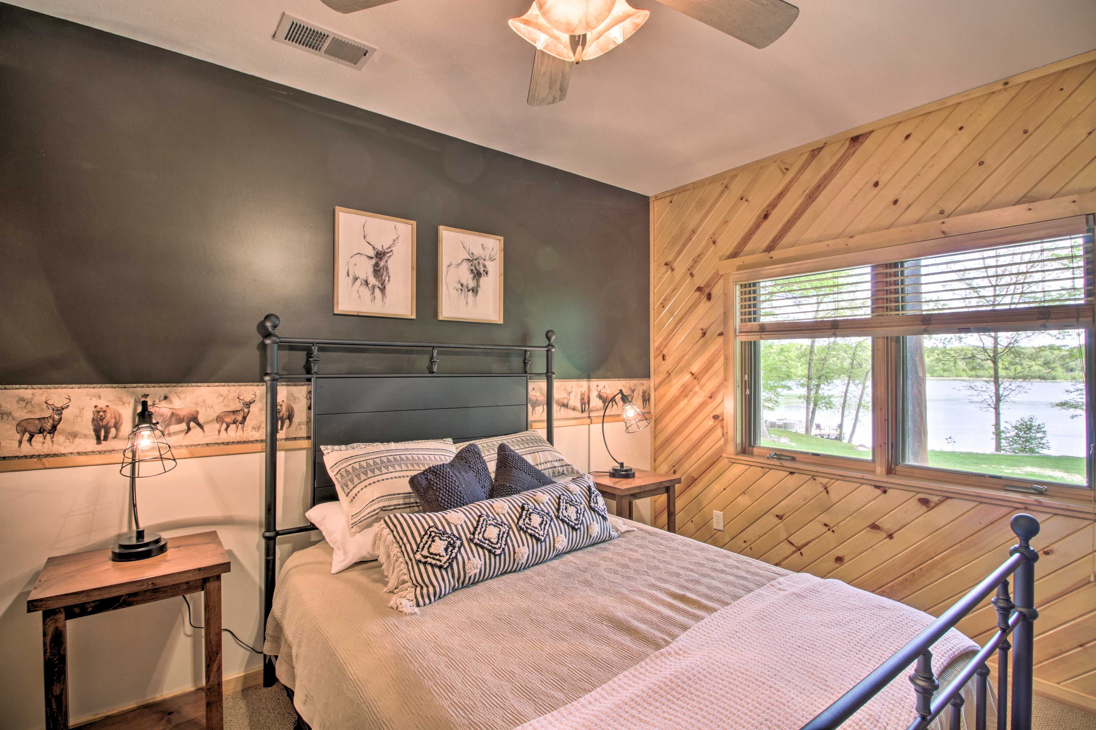 Bedroom 1 | Queen Bed | 1st Floor