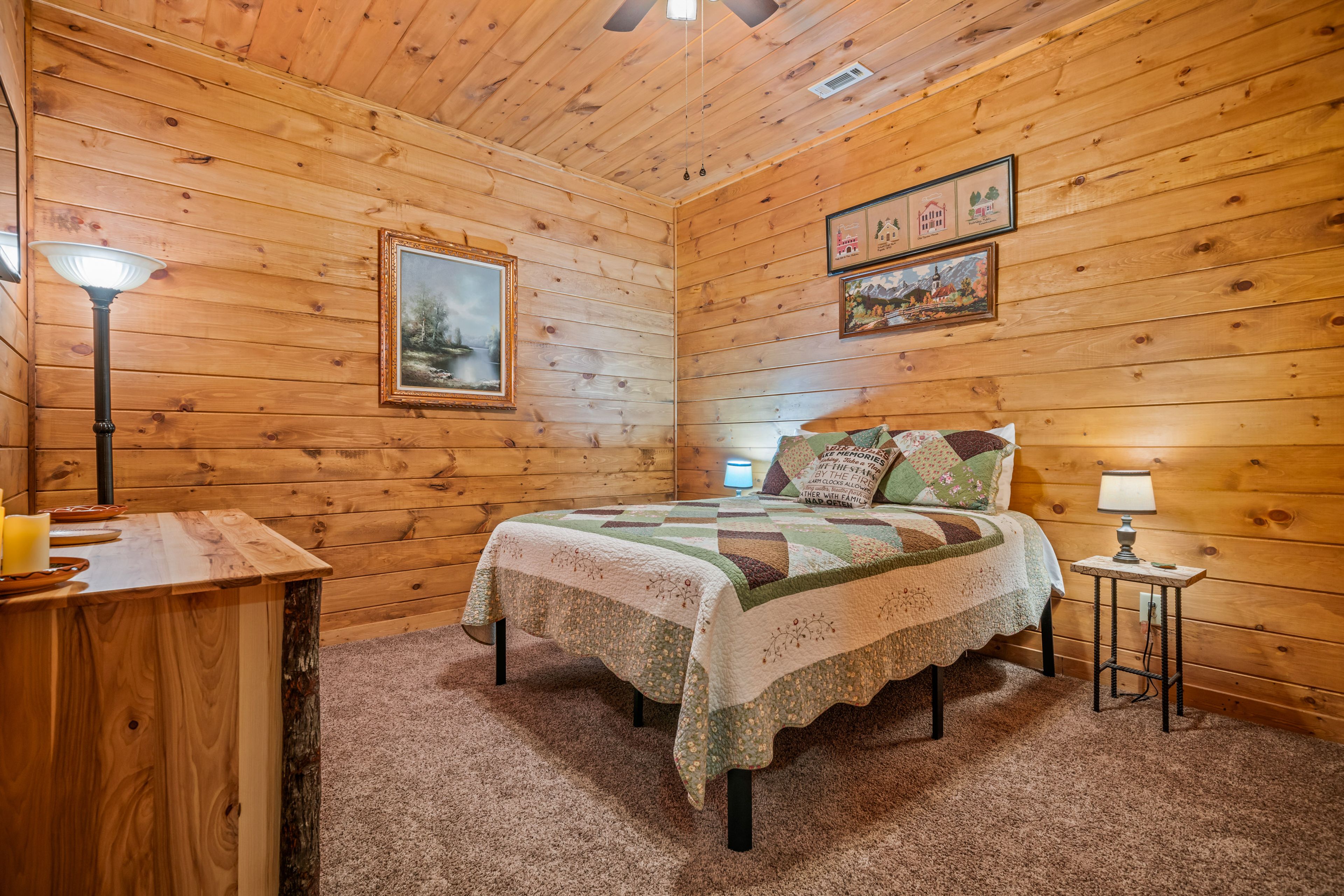 Bedroom | Queen Bed